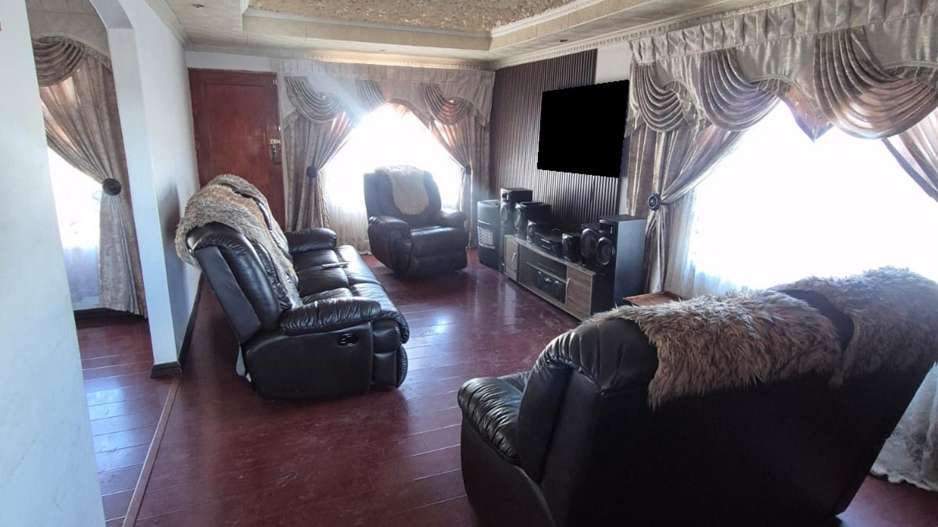 Lounges of property in Motherwell