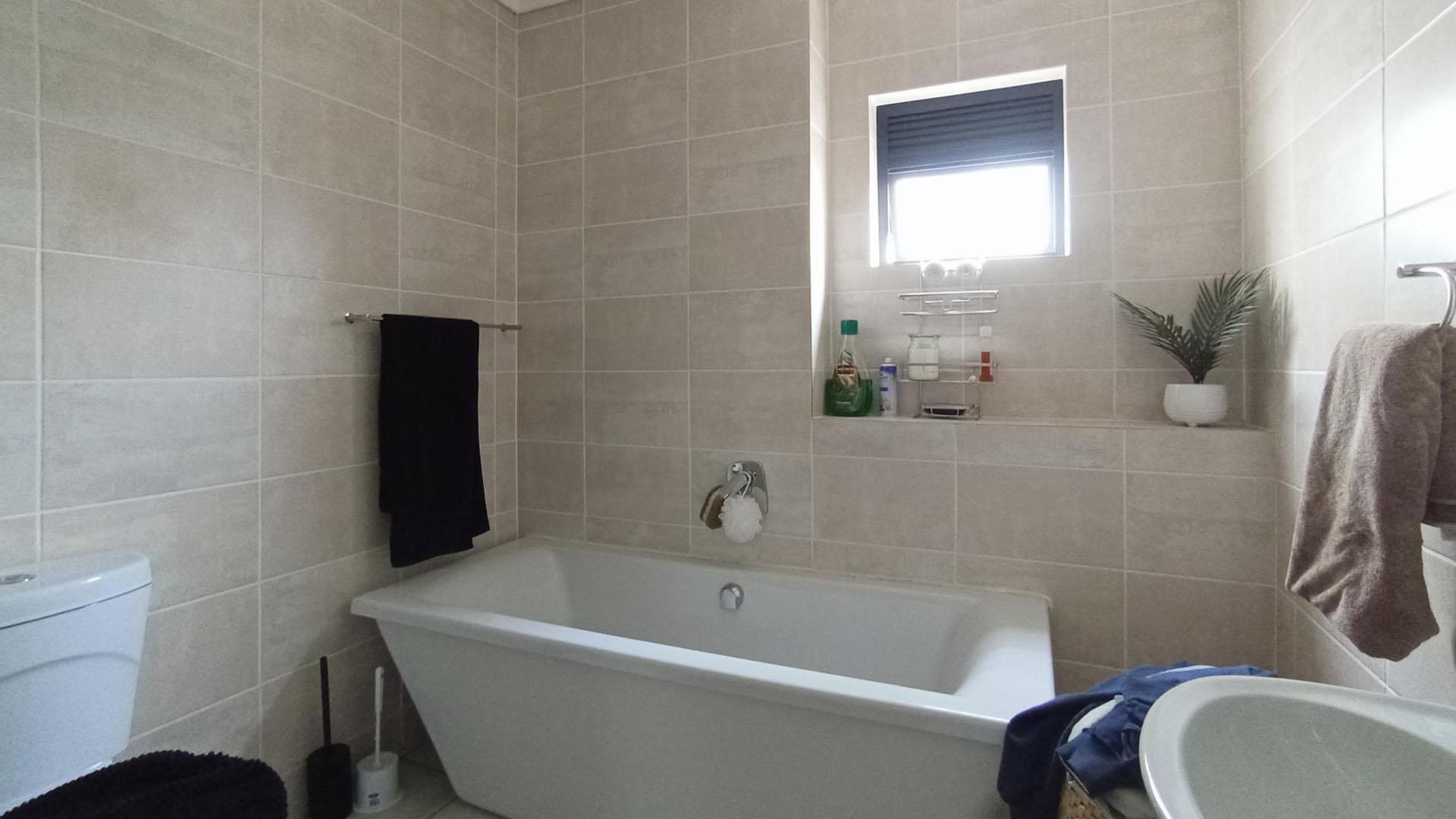 Bathroom 1 - 7 square meters of property in Zwartkoppies