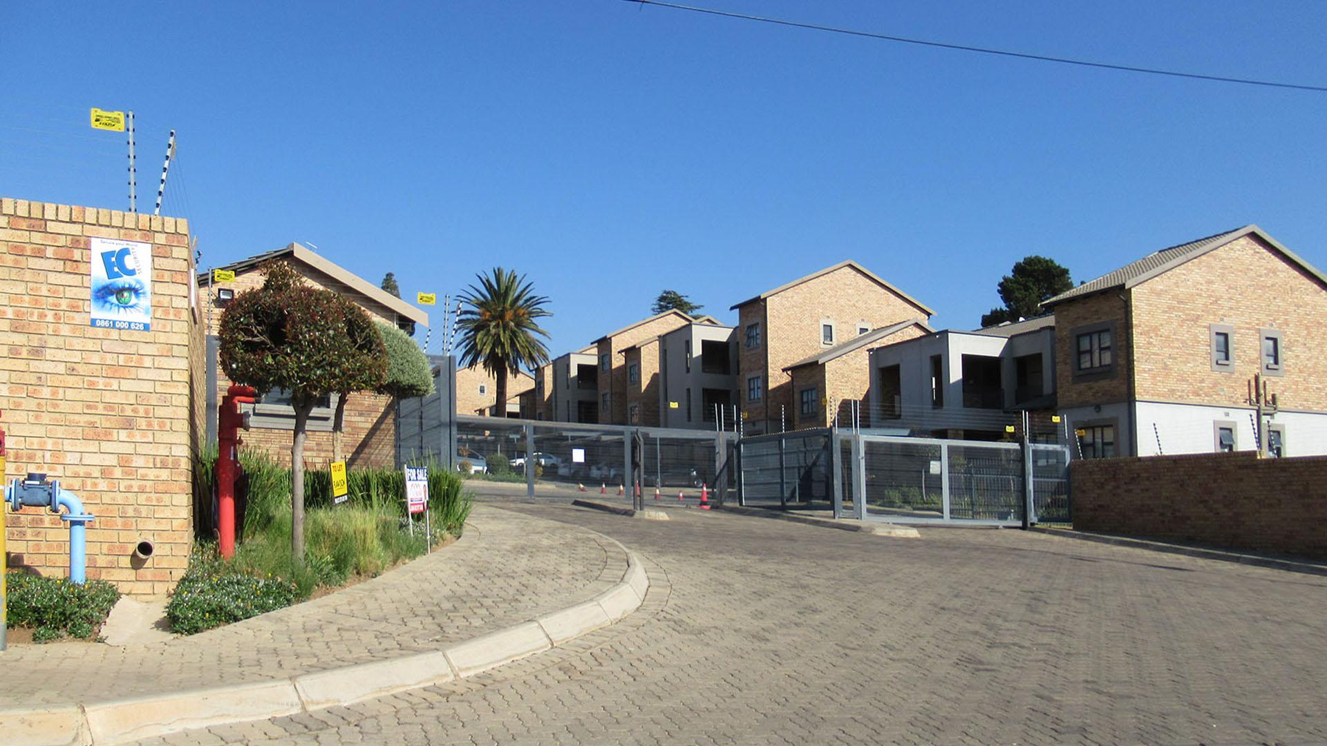 Front View of property in Whiteridge