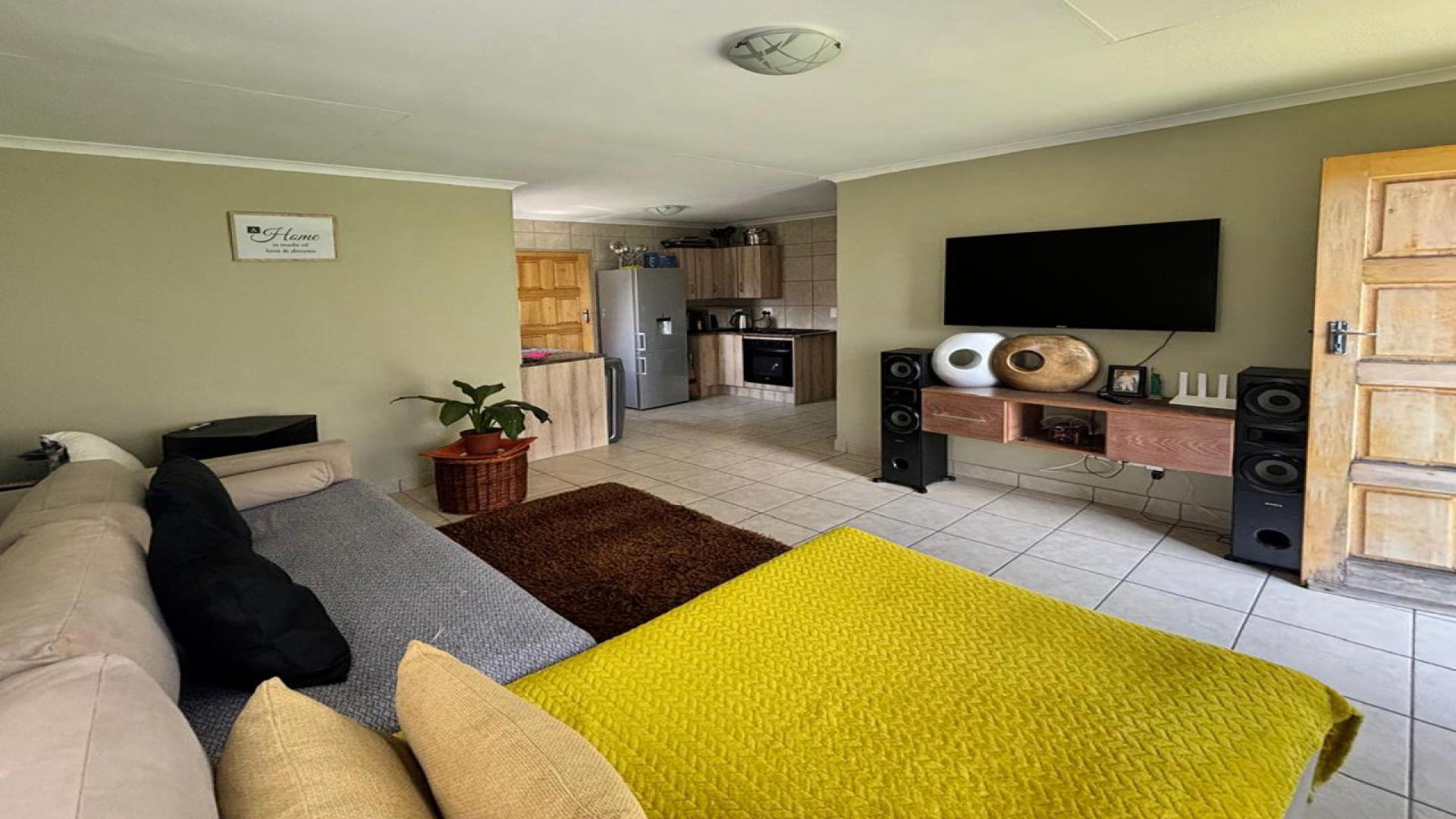 Lounges - 15 square meters of property in Albertsdal