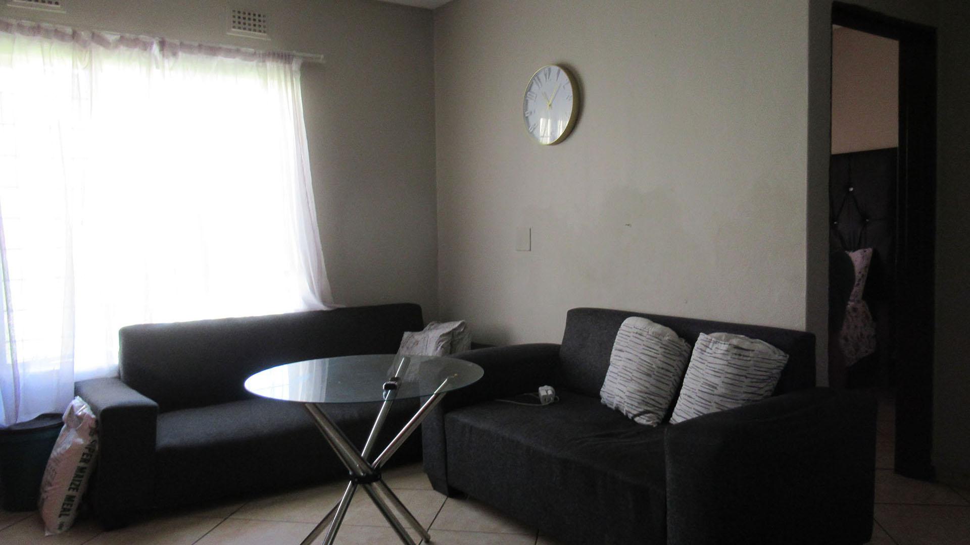 Lounges - 10 square meters of property in Jabulani