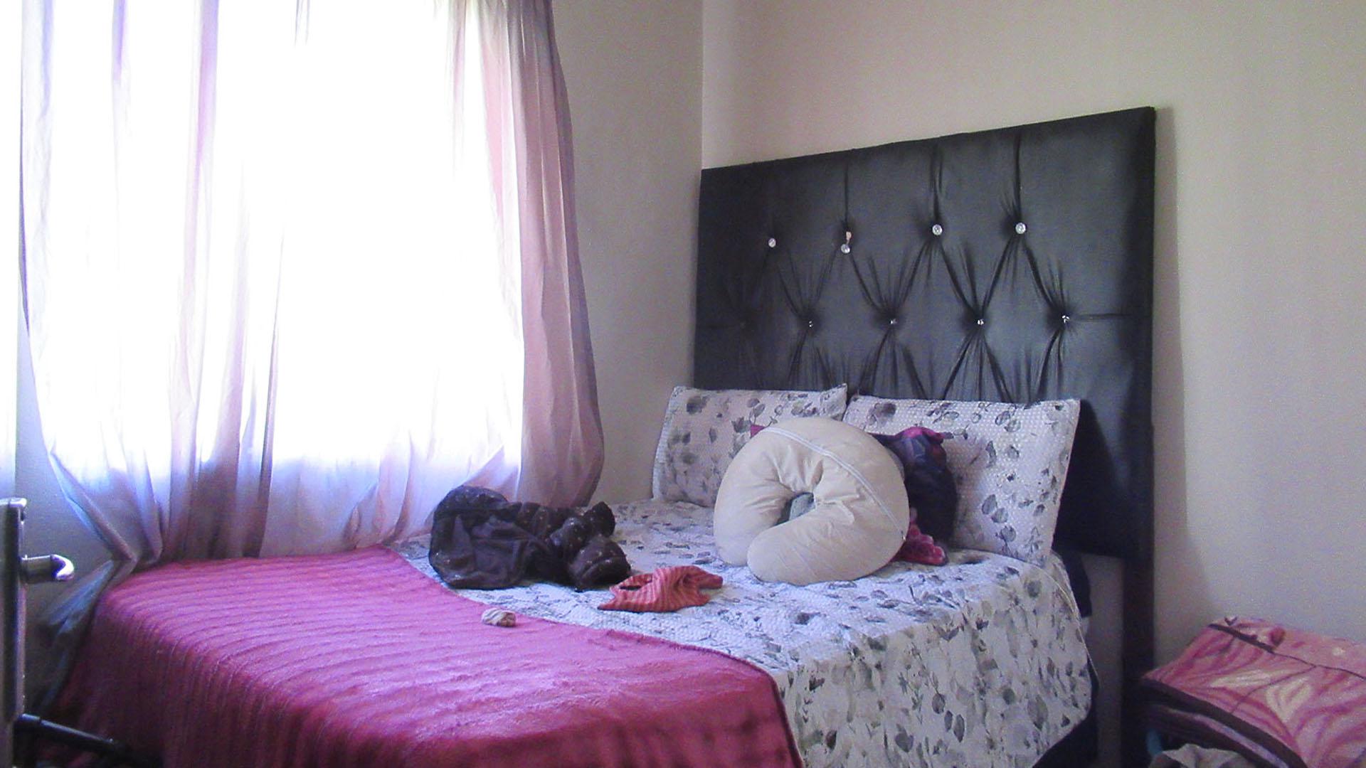 Bed Room 1 - 8 square meters of property in Jabulani