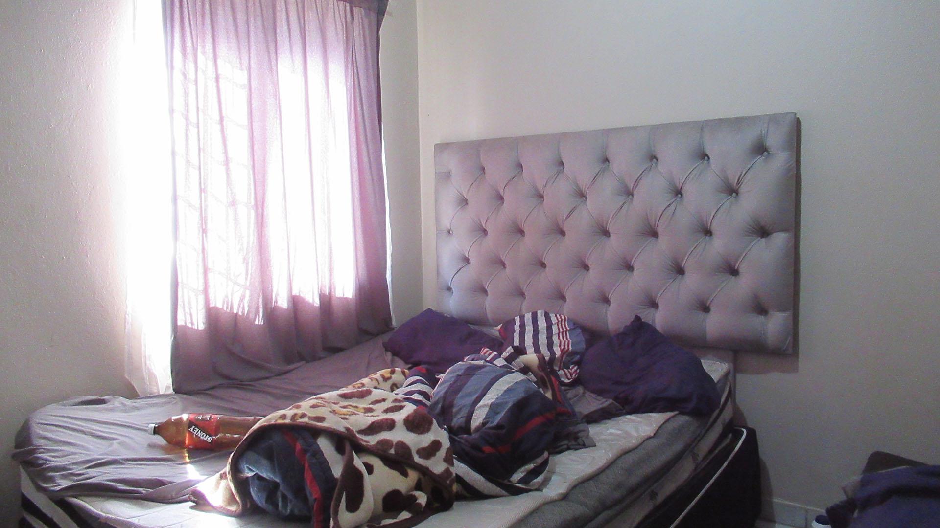 Bed Room 2 - 10 square meters of property in Jabulani