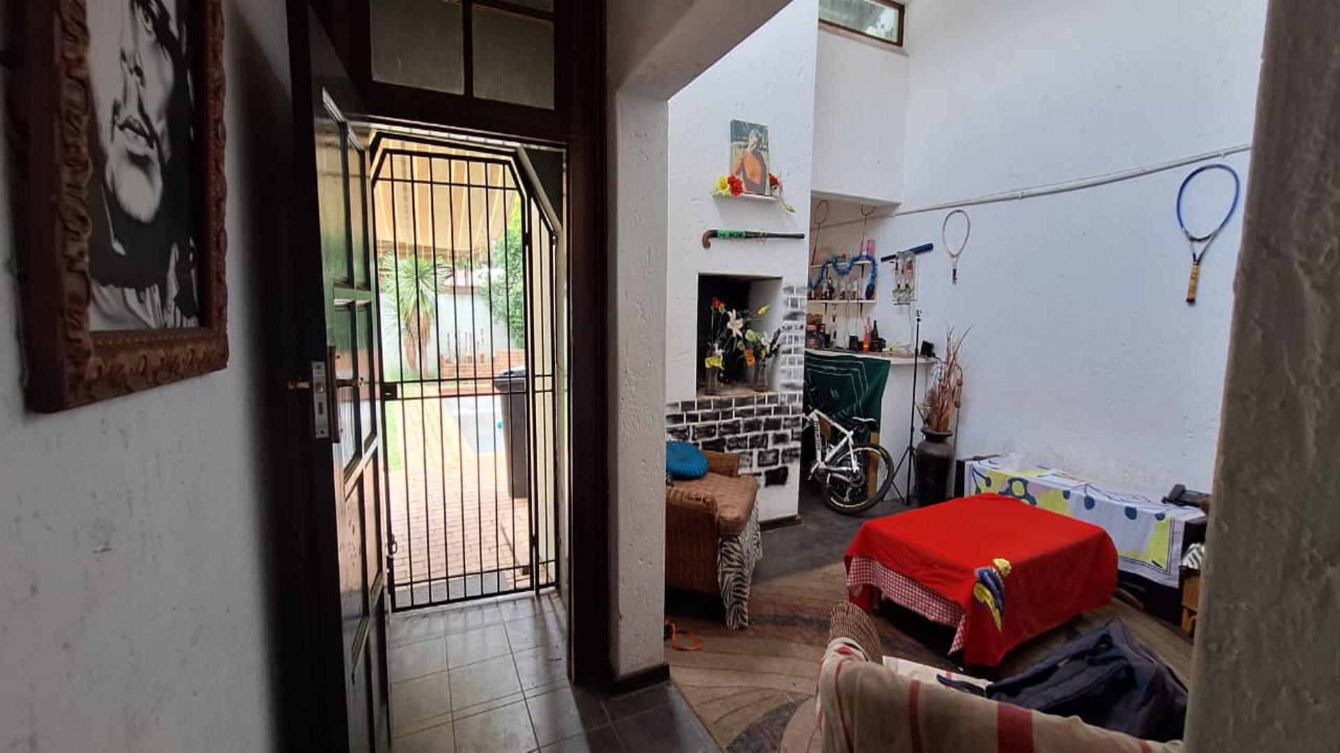 Lounges - 16 square meters of property in Boksburg