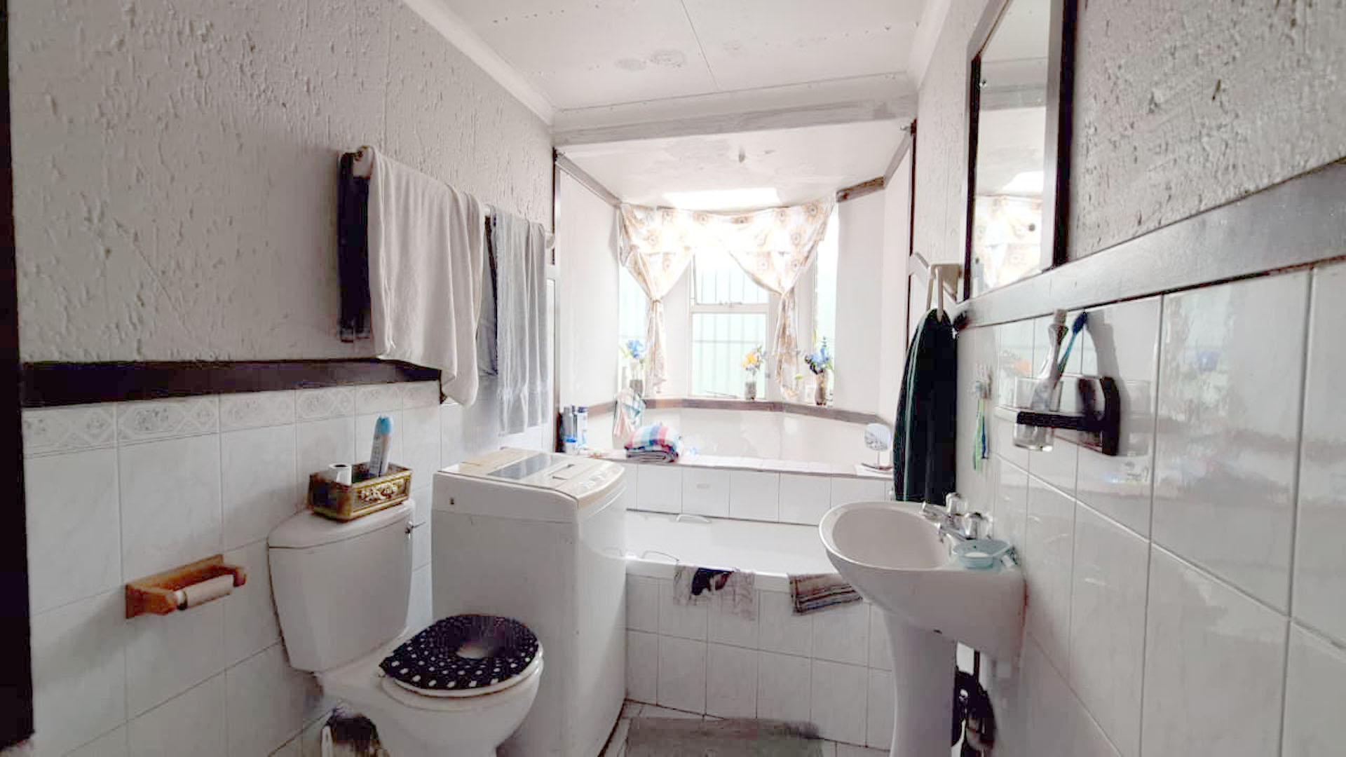 Main Bathroom - 11 square meters of property in Boksburg