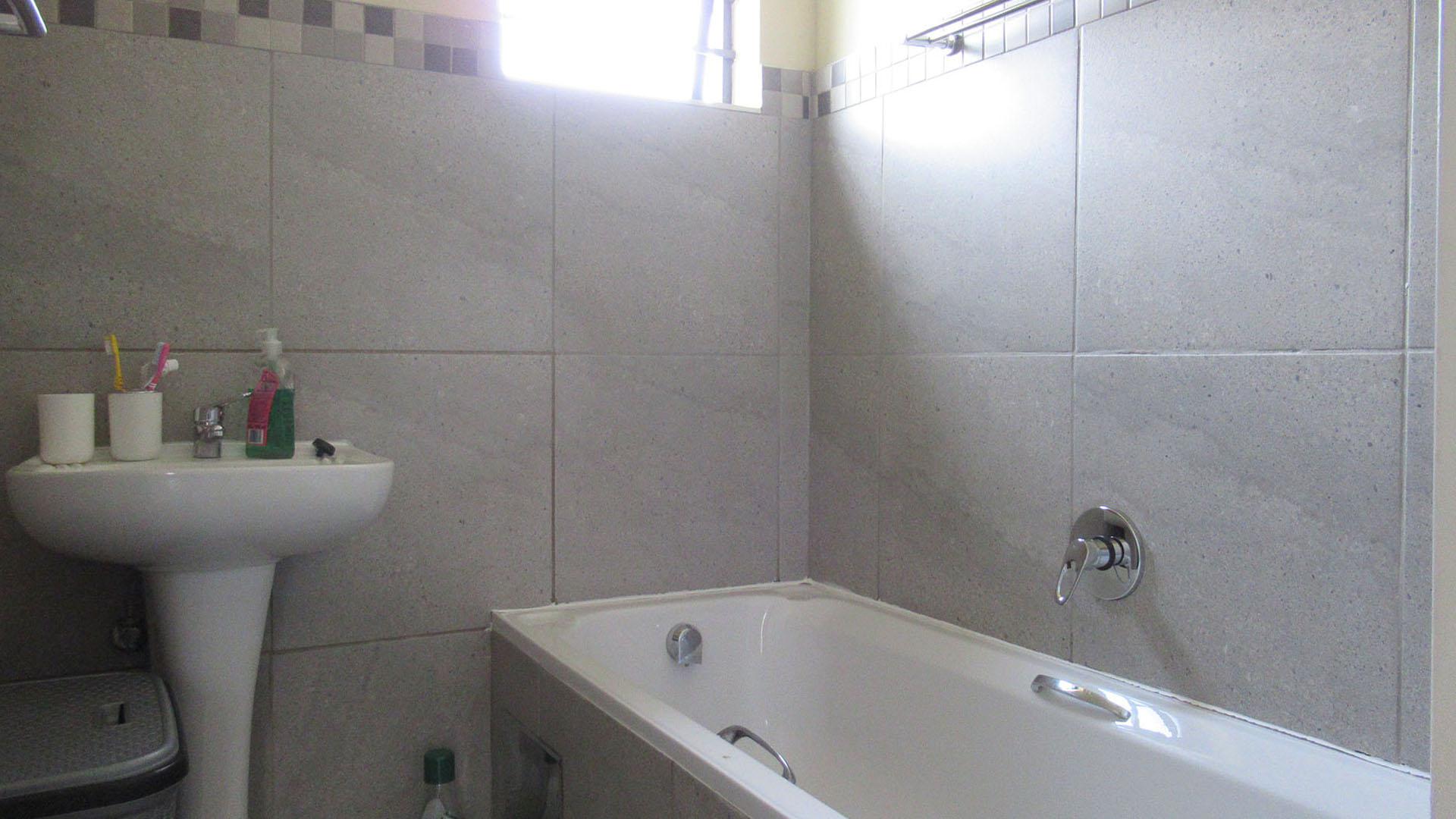 Bathroom 1 - 3 square meters of property in Mindalore
