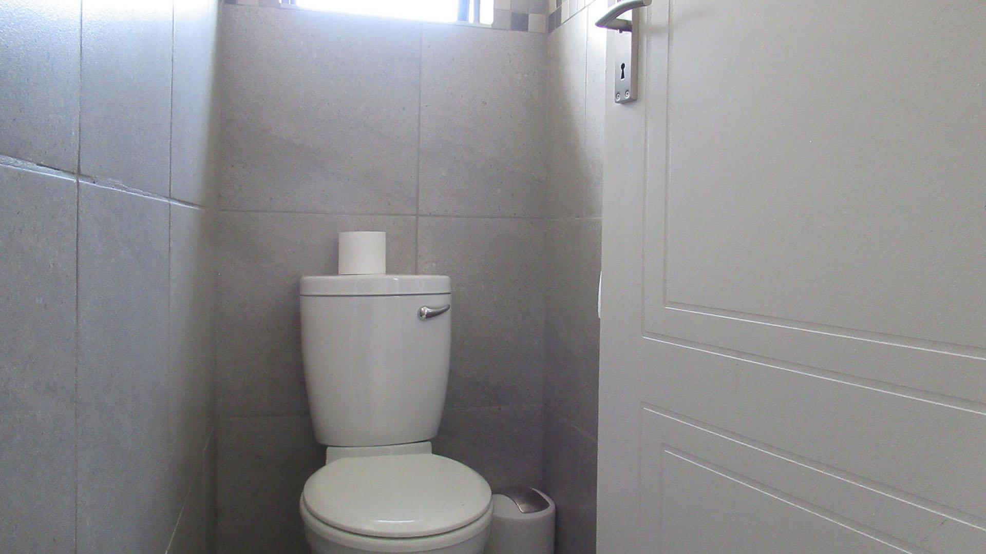 Bathroom 2 - 2 square meters of property in Mindalore