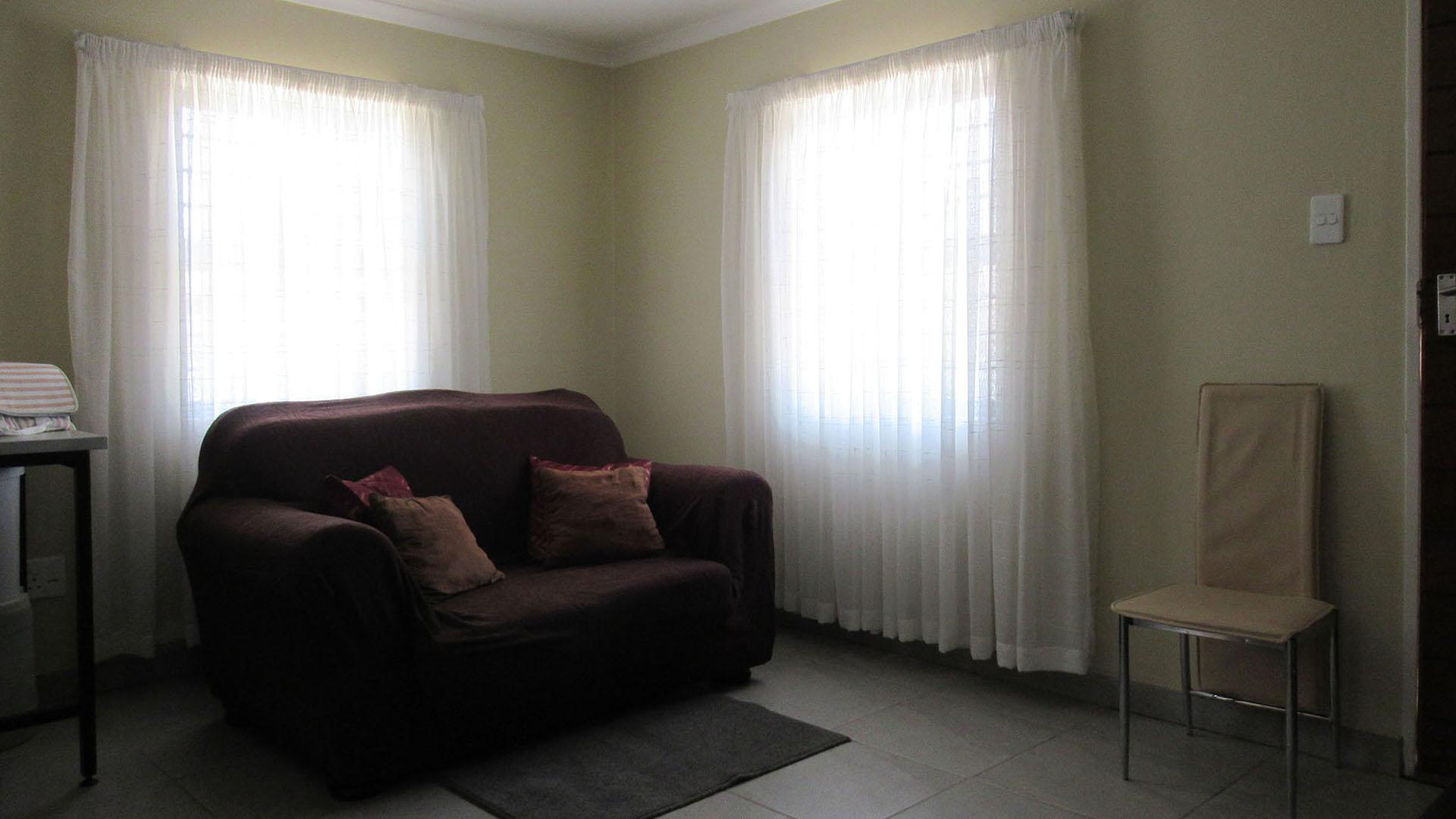 Lounges - 11 square meters of property in Mindalore