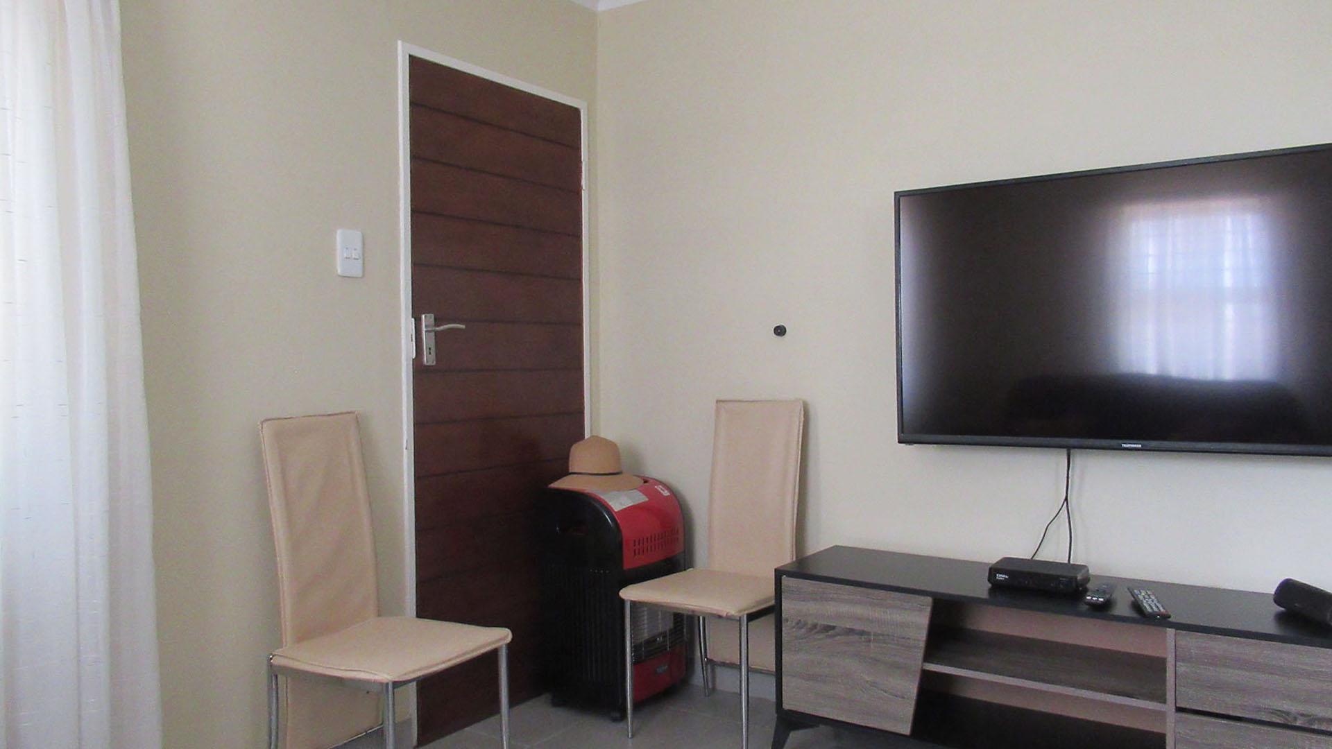 Lounges - 11 square meters of property in Mindalore