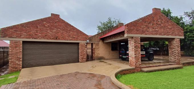 4 Bedroom House for Sale For Sale in Potchefstroom - MR700611