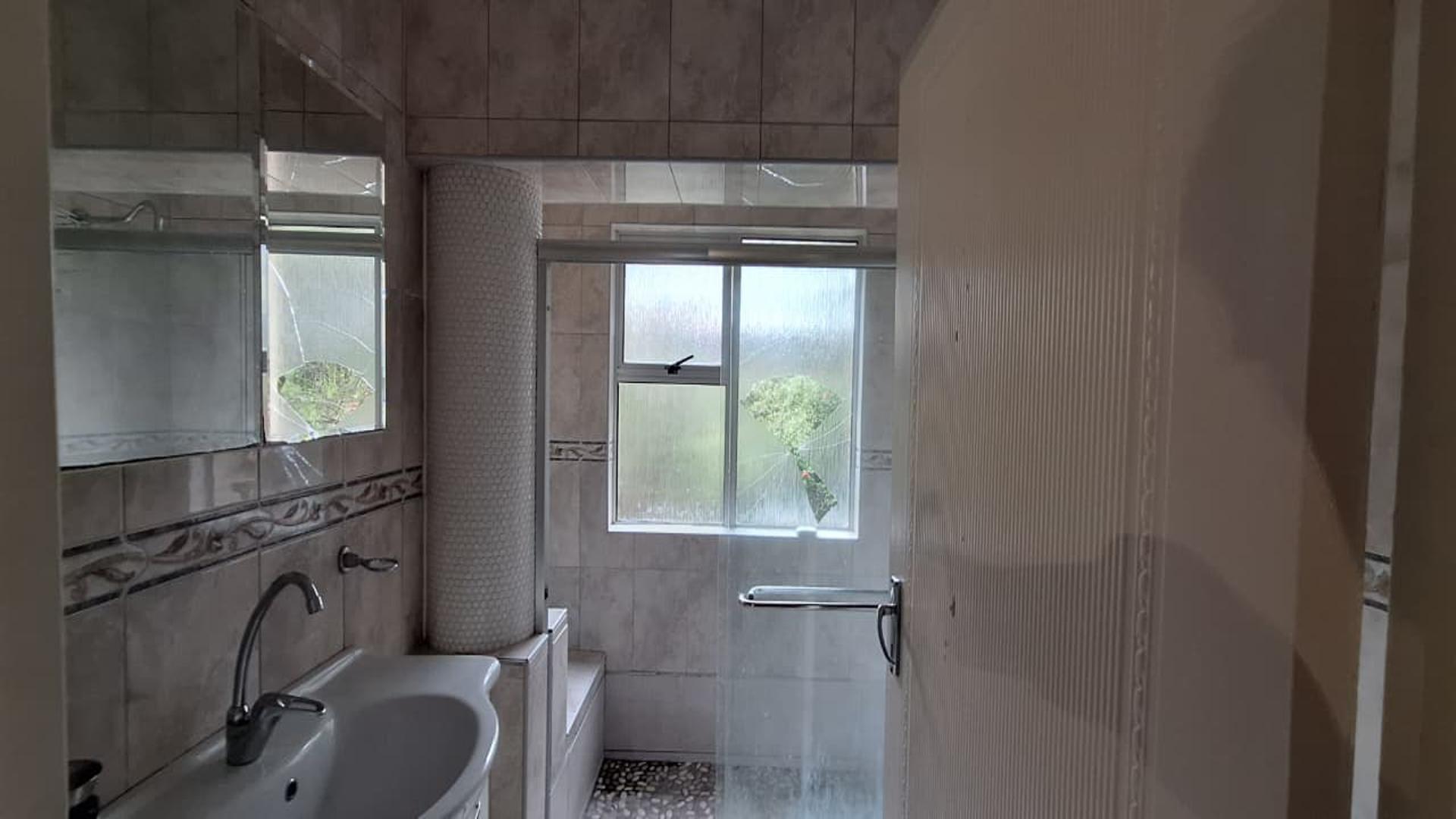 Bathroom 1 - 9 square meters of property in Noordheuwel