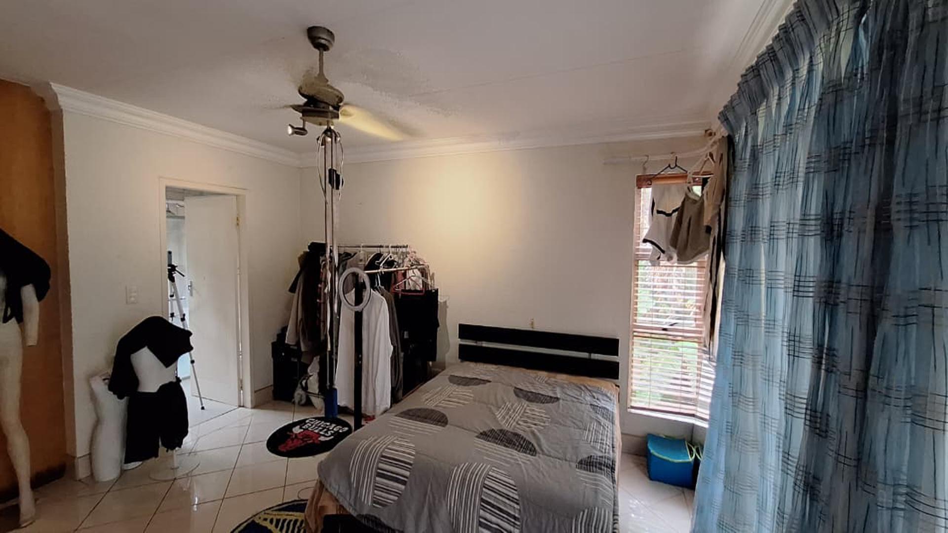 Bed Room 1 - 37 square meters of property in Noordheuwel