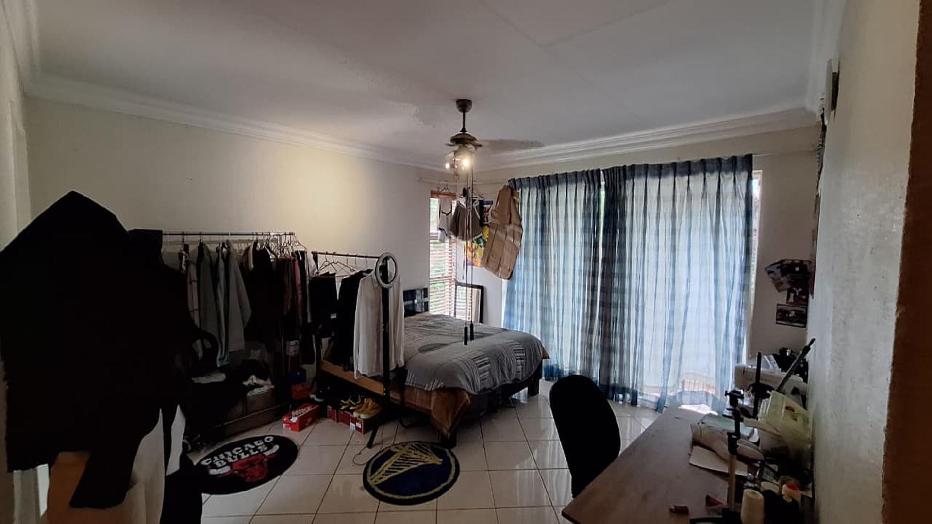 Bed Room 1 - 37 square meters of property in Noordheuwel