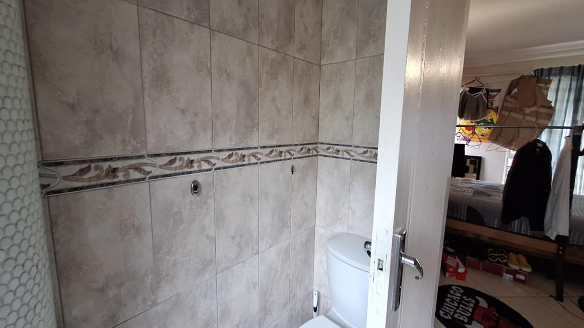 Bathroom 1 - 9 square meters of property in Noordheuwel