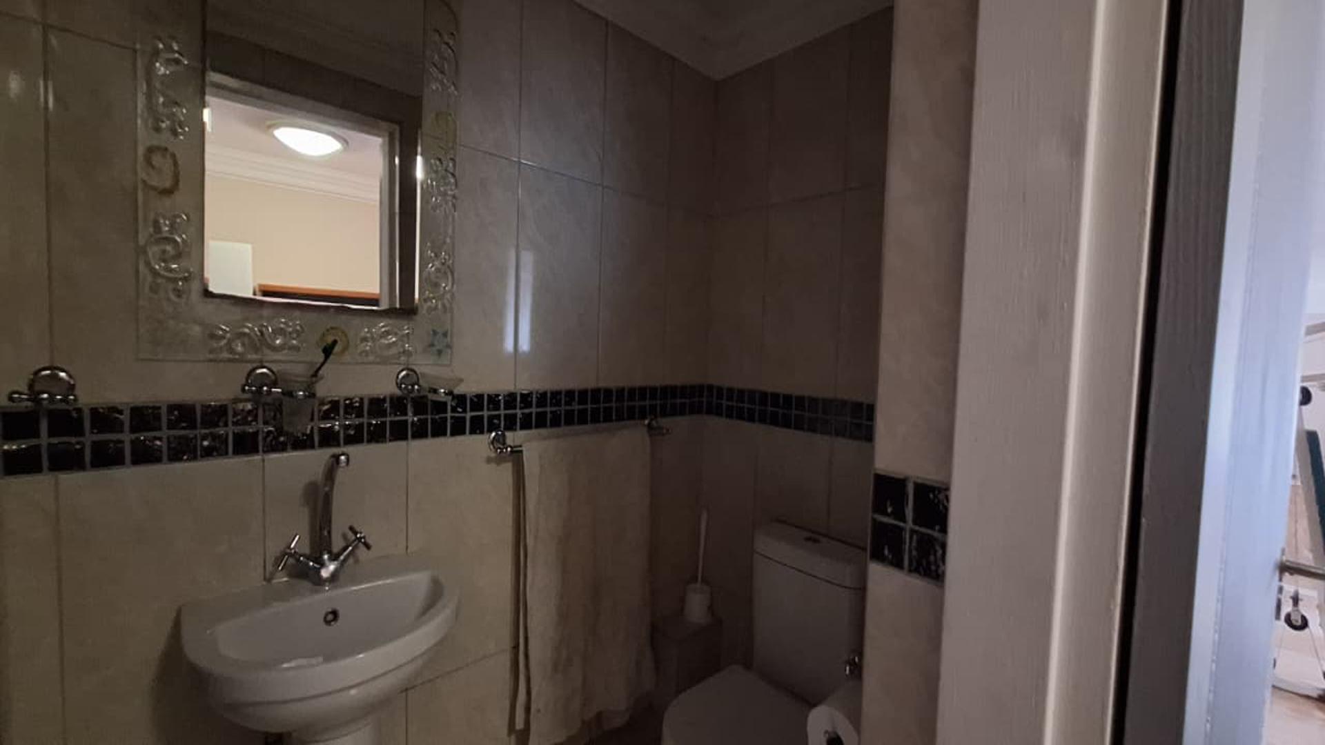 Bathroom 1 - 9 square meters of property in Noordheuwel
