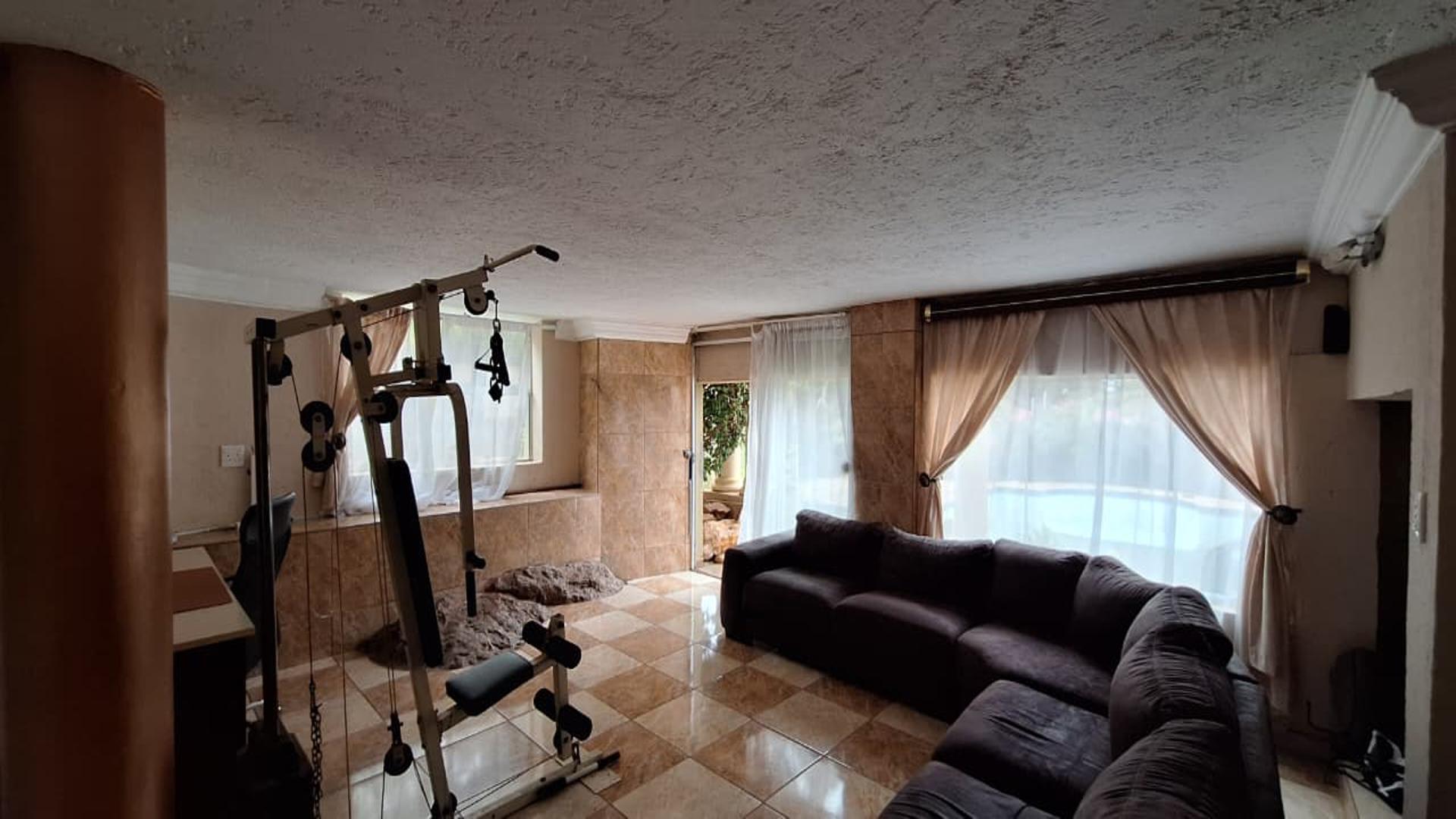 Lounges - 117 square meters of property in Noordheuwel