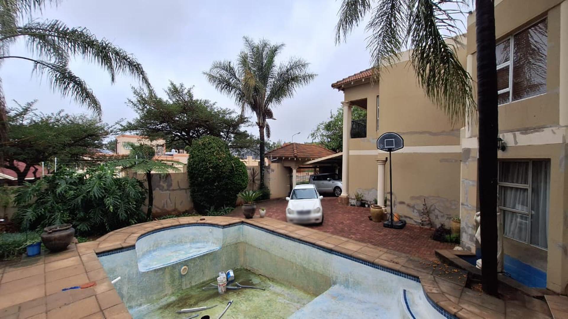 Swimming Pool of property in Noordheuwel