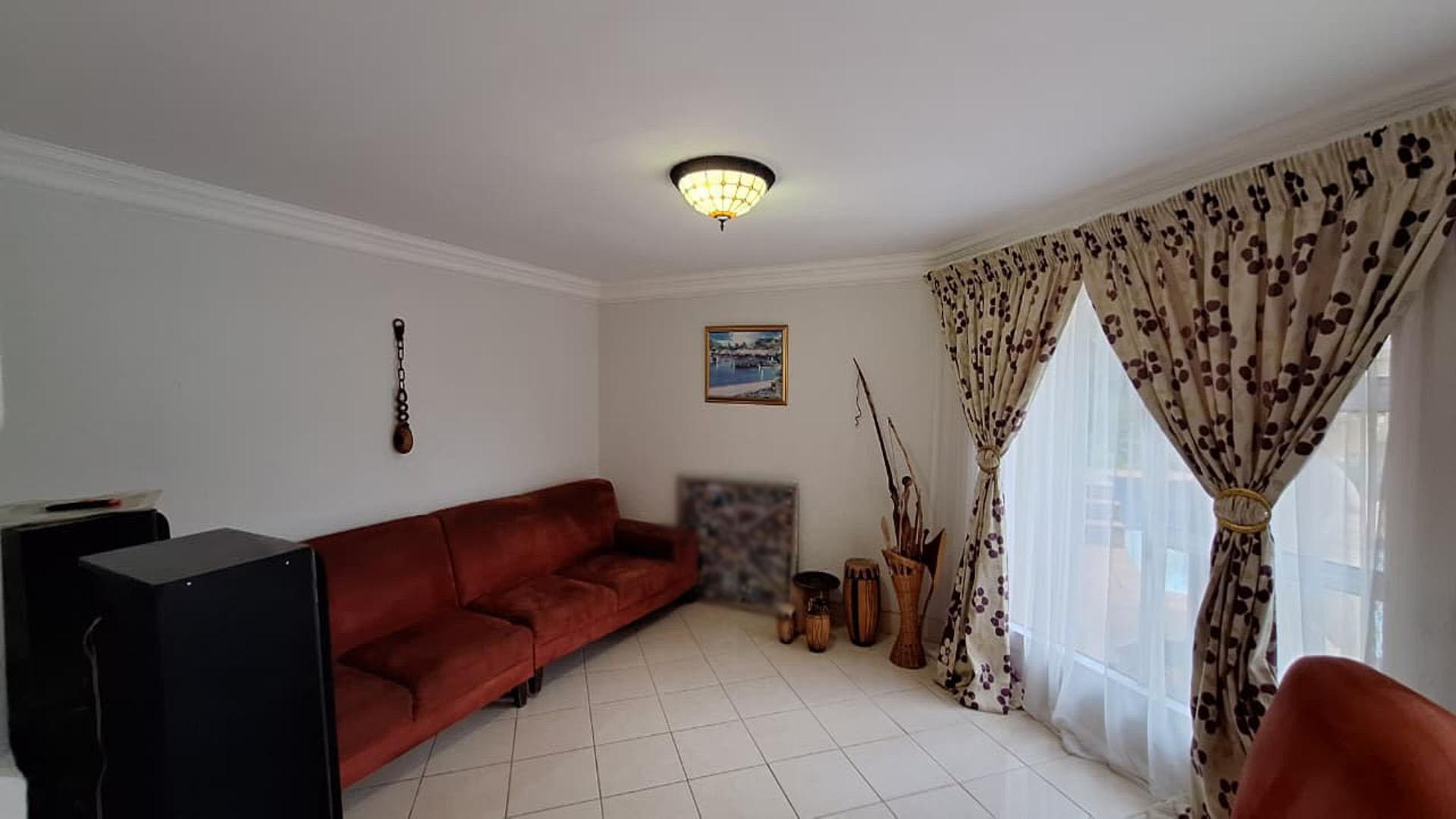 Lounges - 117 square meters of property in Noordheuwel