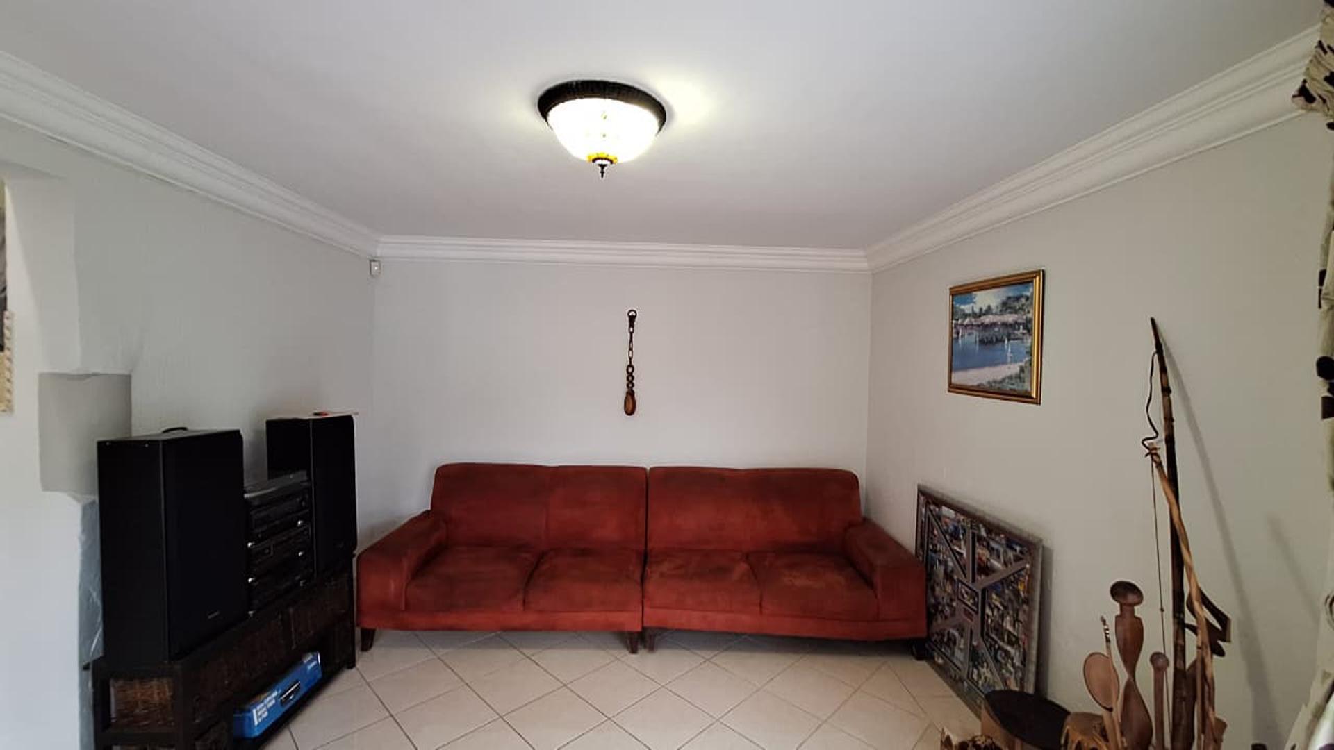 Lounges - 117 square meters of property in Noordheuwel