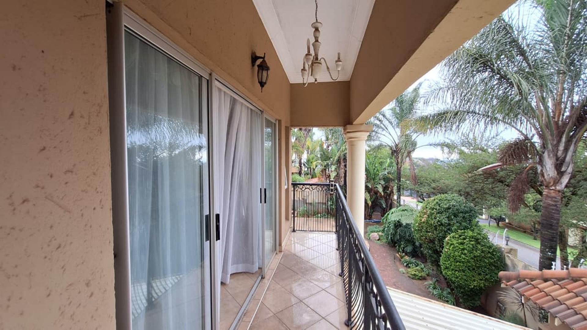 Balcony - 18 square meters of property in Noordheuwel