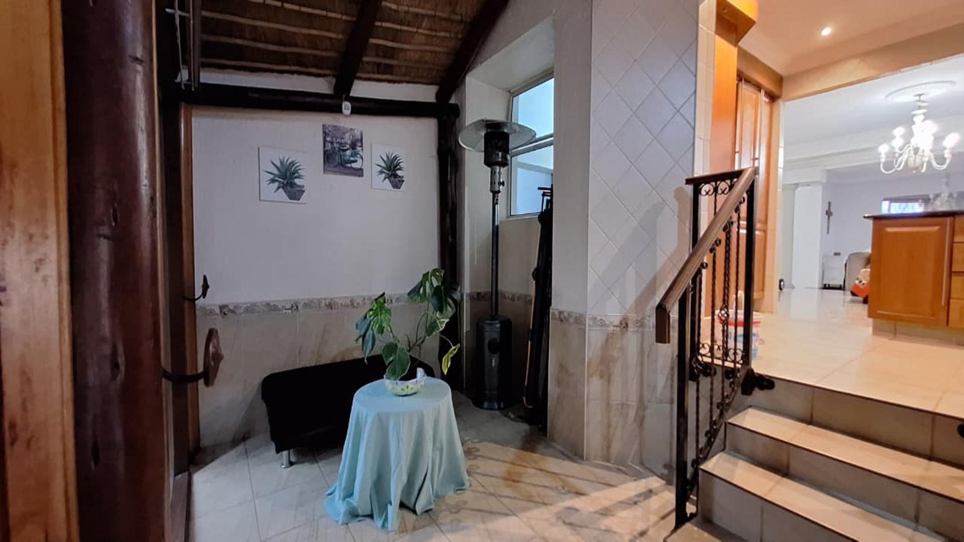 Spaces - 98 square meters of property in Noordheuwel