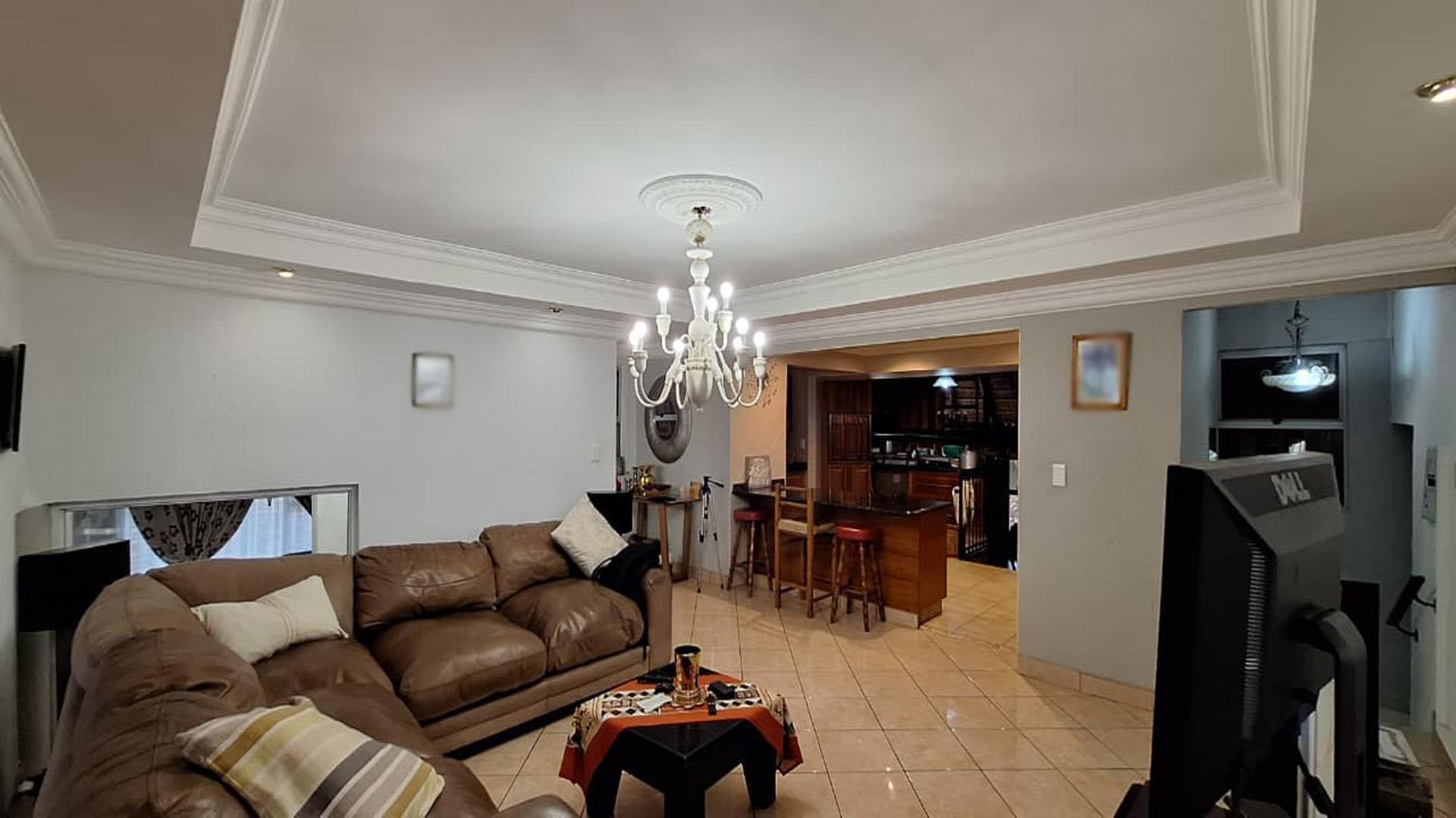 Lounges - 117 square meters of property in Noordheuwel
