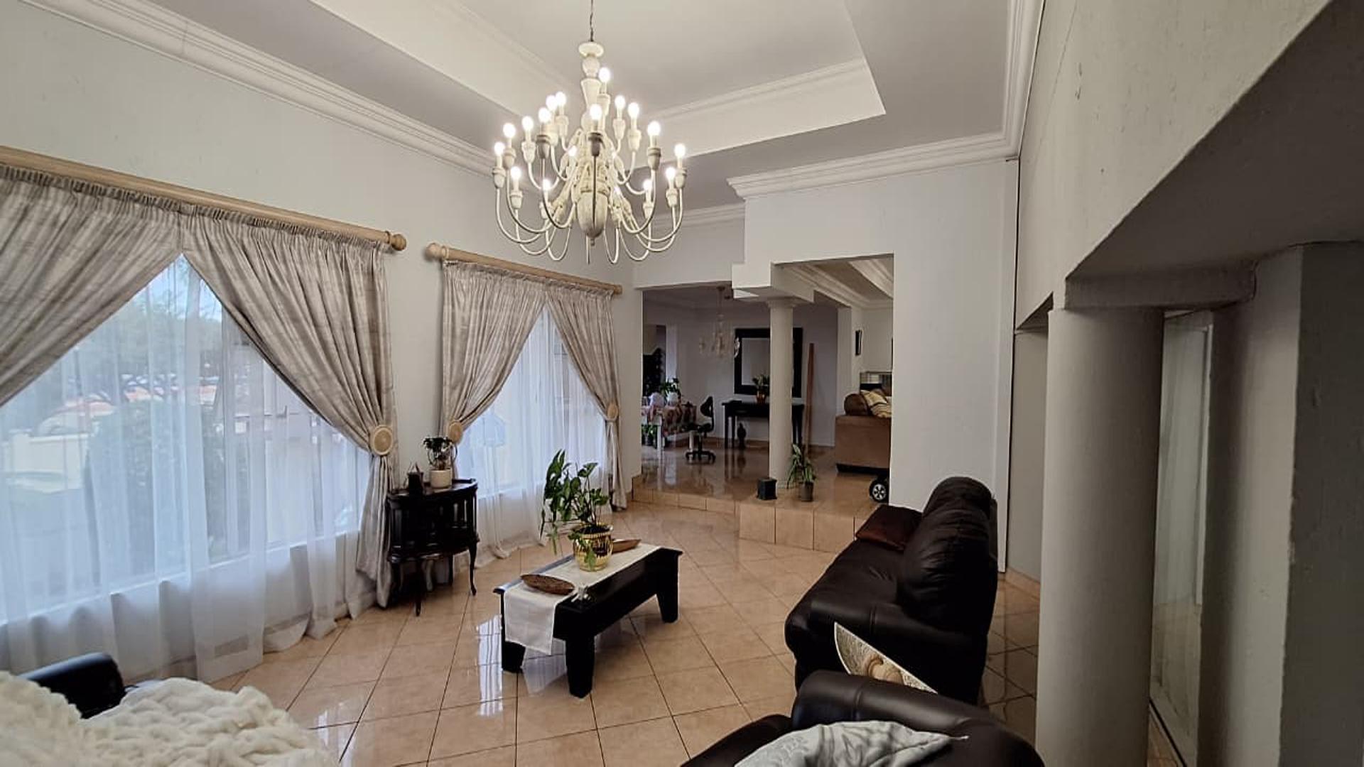 Informal Lounge of property in Noordheuwel