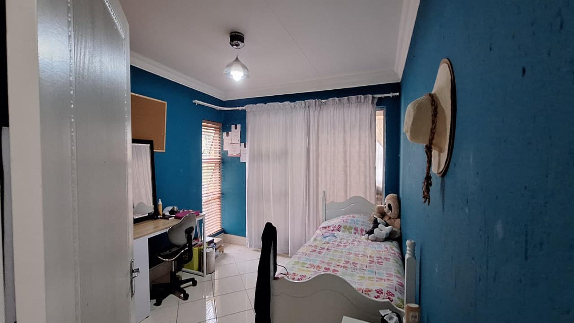 Bed Room 2 - 17 square meters of property in Noordheuwel
