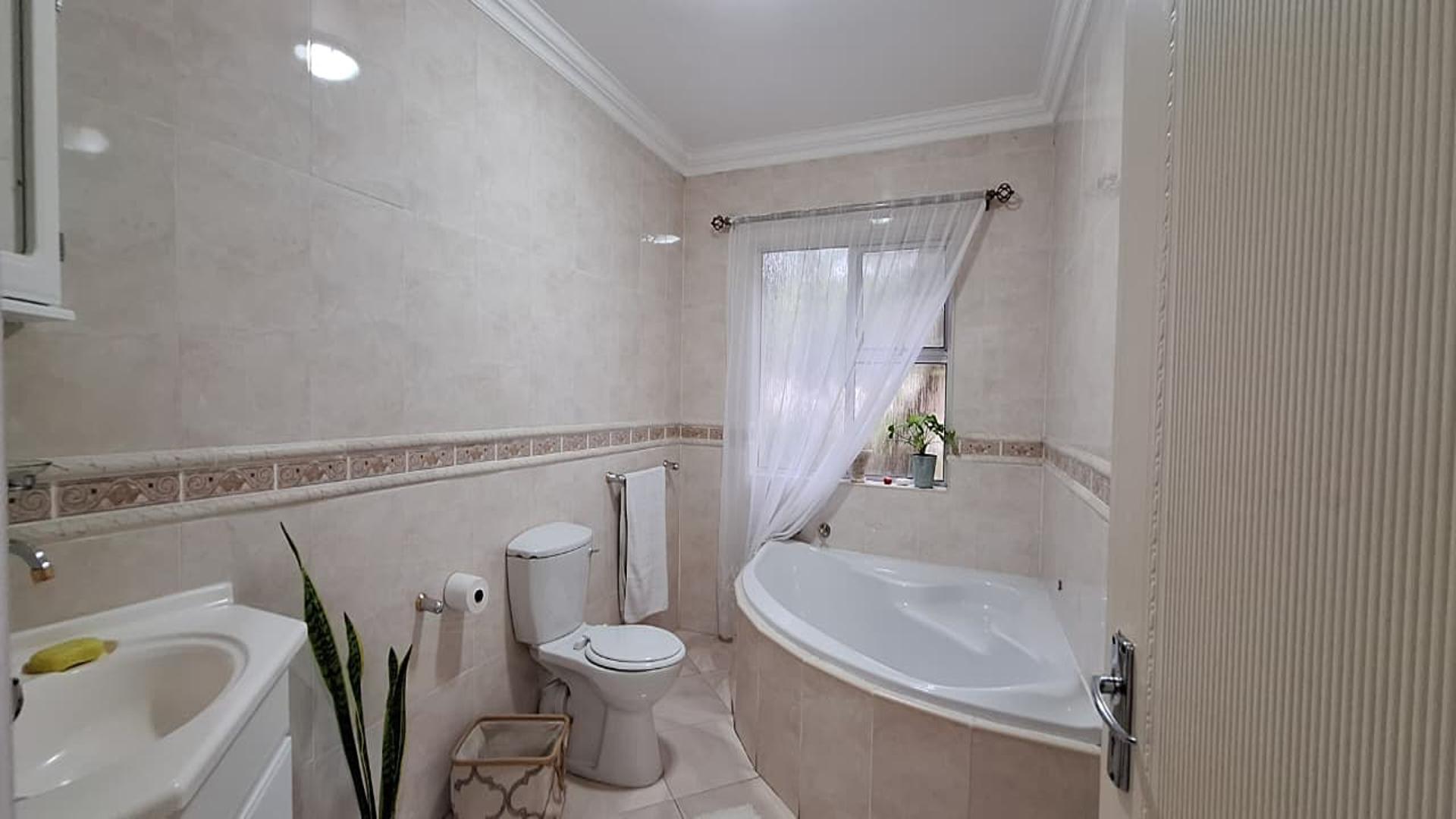 Bathroom 2 - 7 square meters of property in Noordheuwel