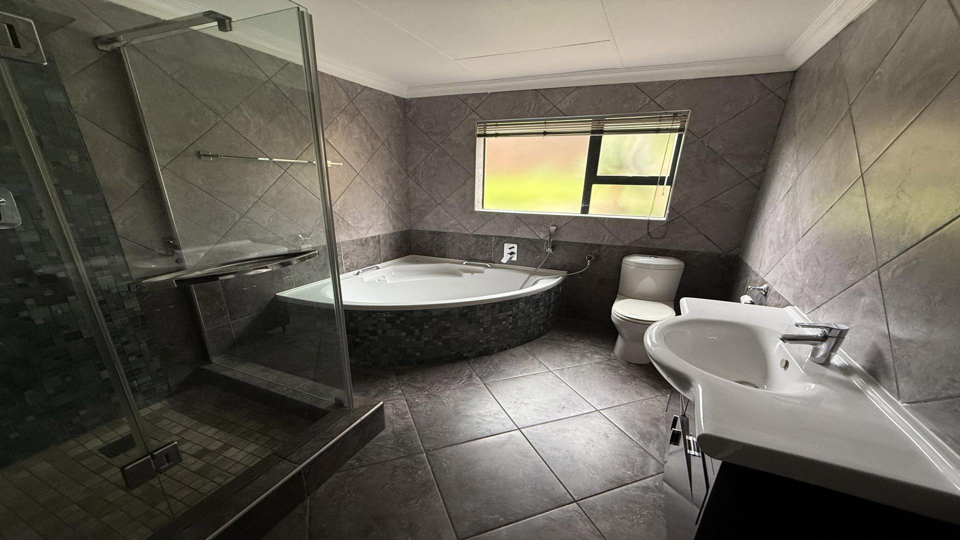 Bathroom 1 of property in Modelpark