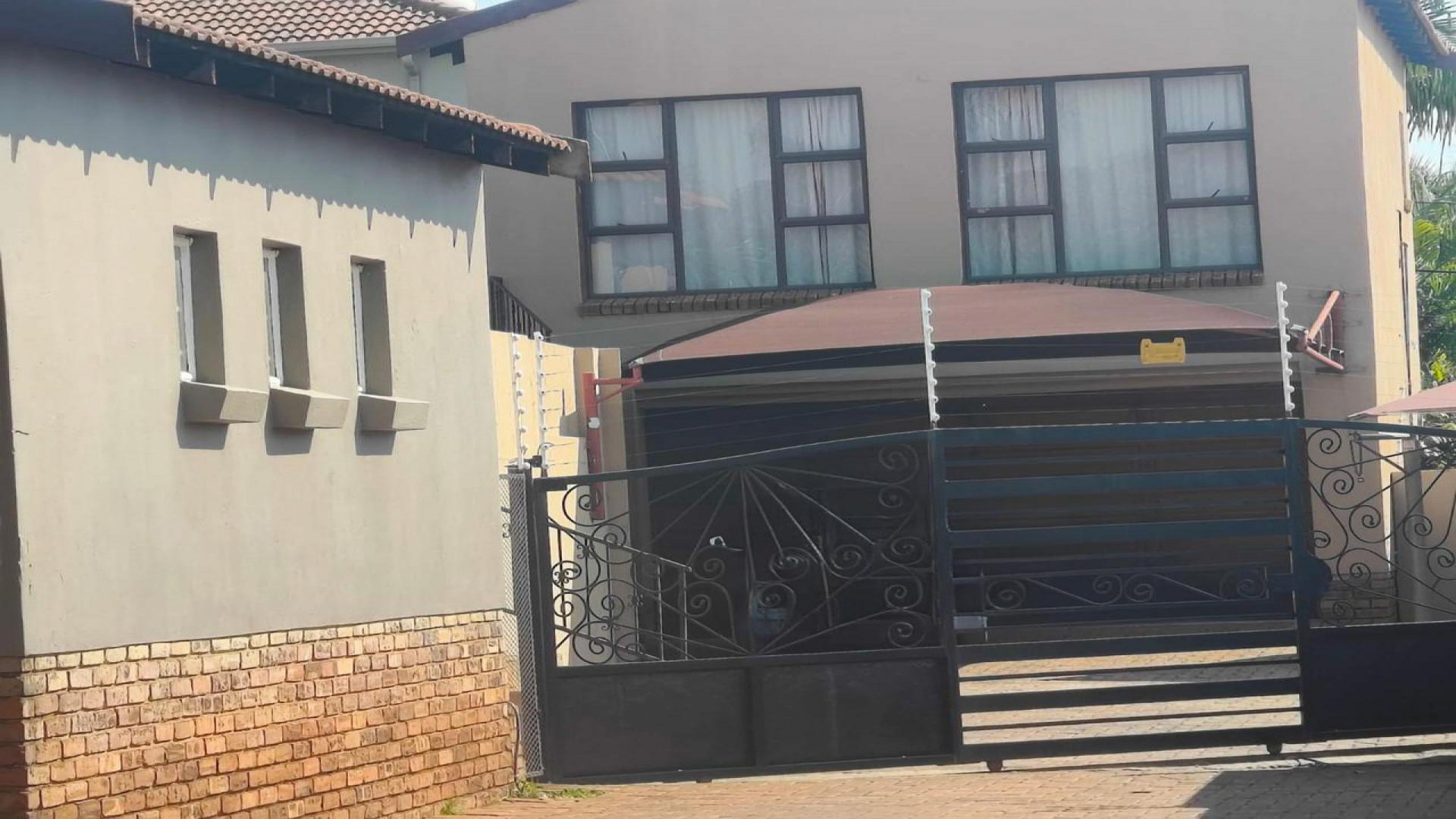 Front View of property in Safarituine