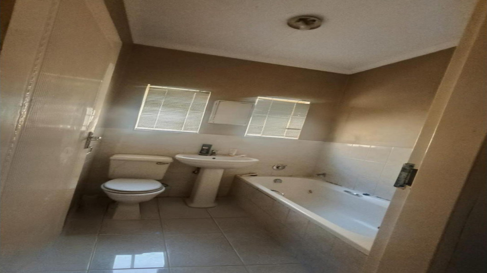 Bathroom 1 of property in Safarituine