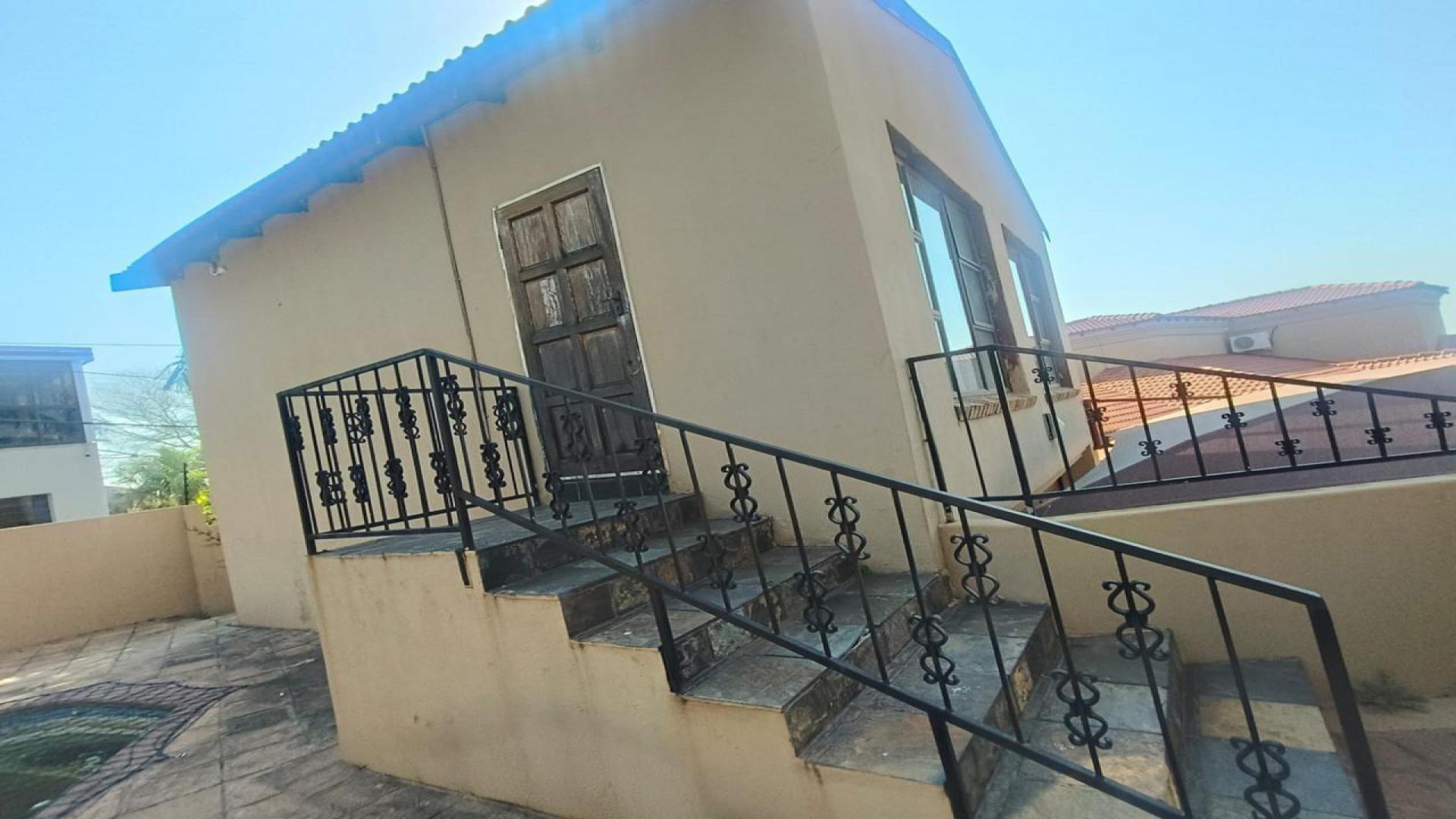 Spaces of property in Safarituine