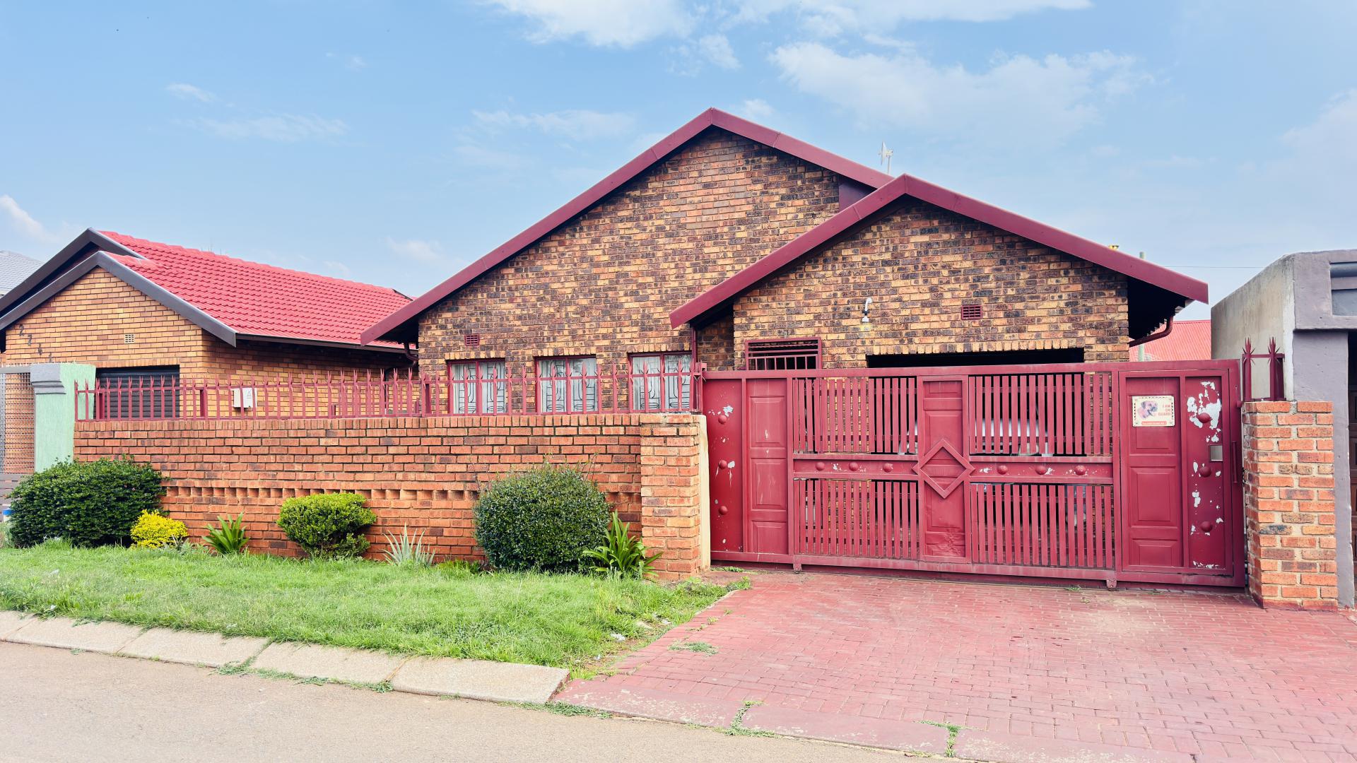 Front View of property in Vosloorus