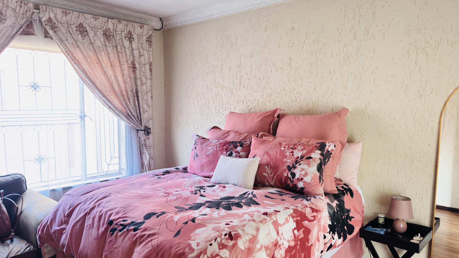 Main Bedroom of property in Vosloorus