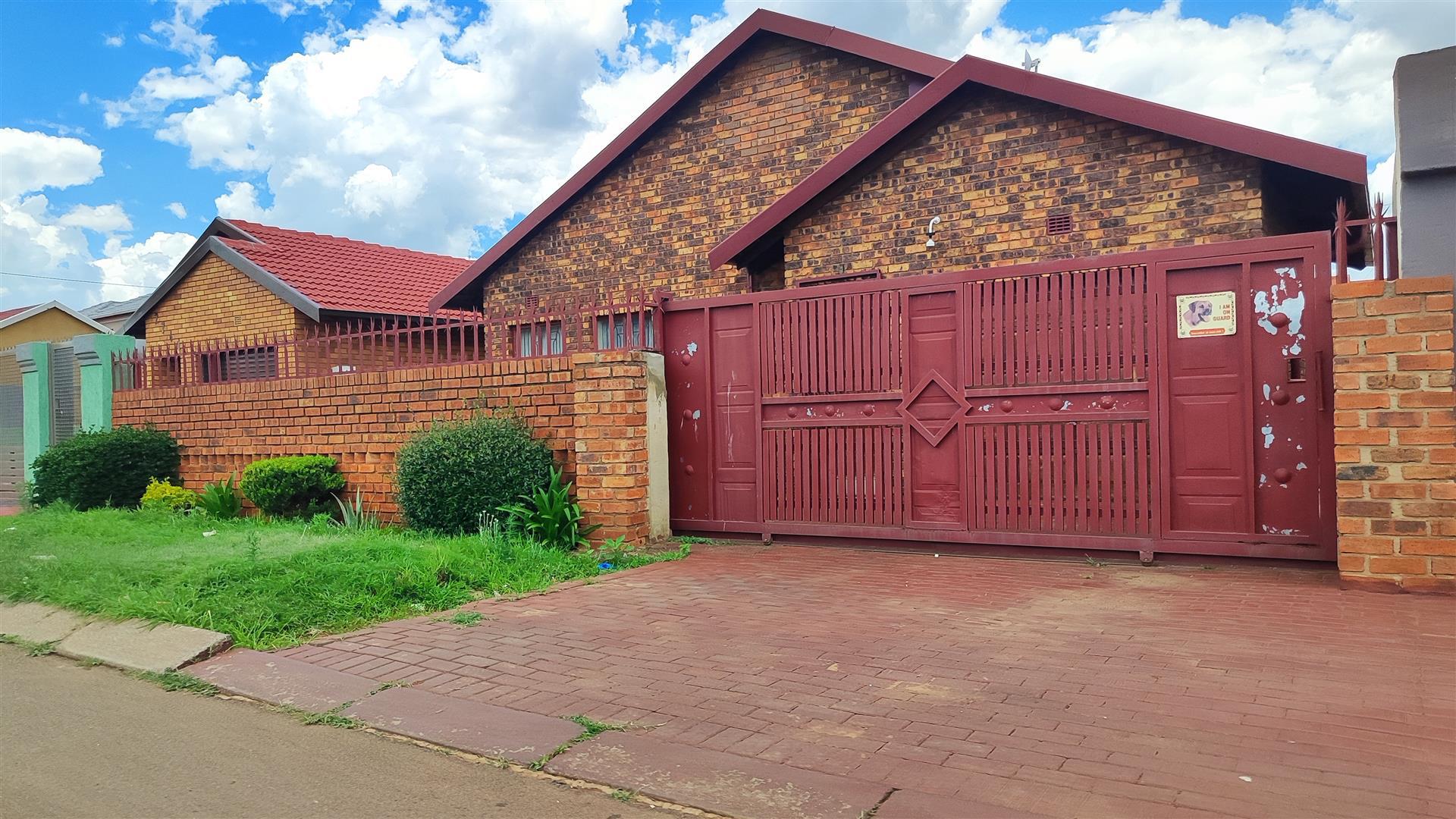 Front View of property in Vosloorus