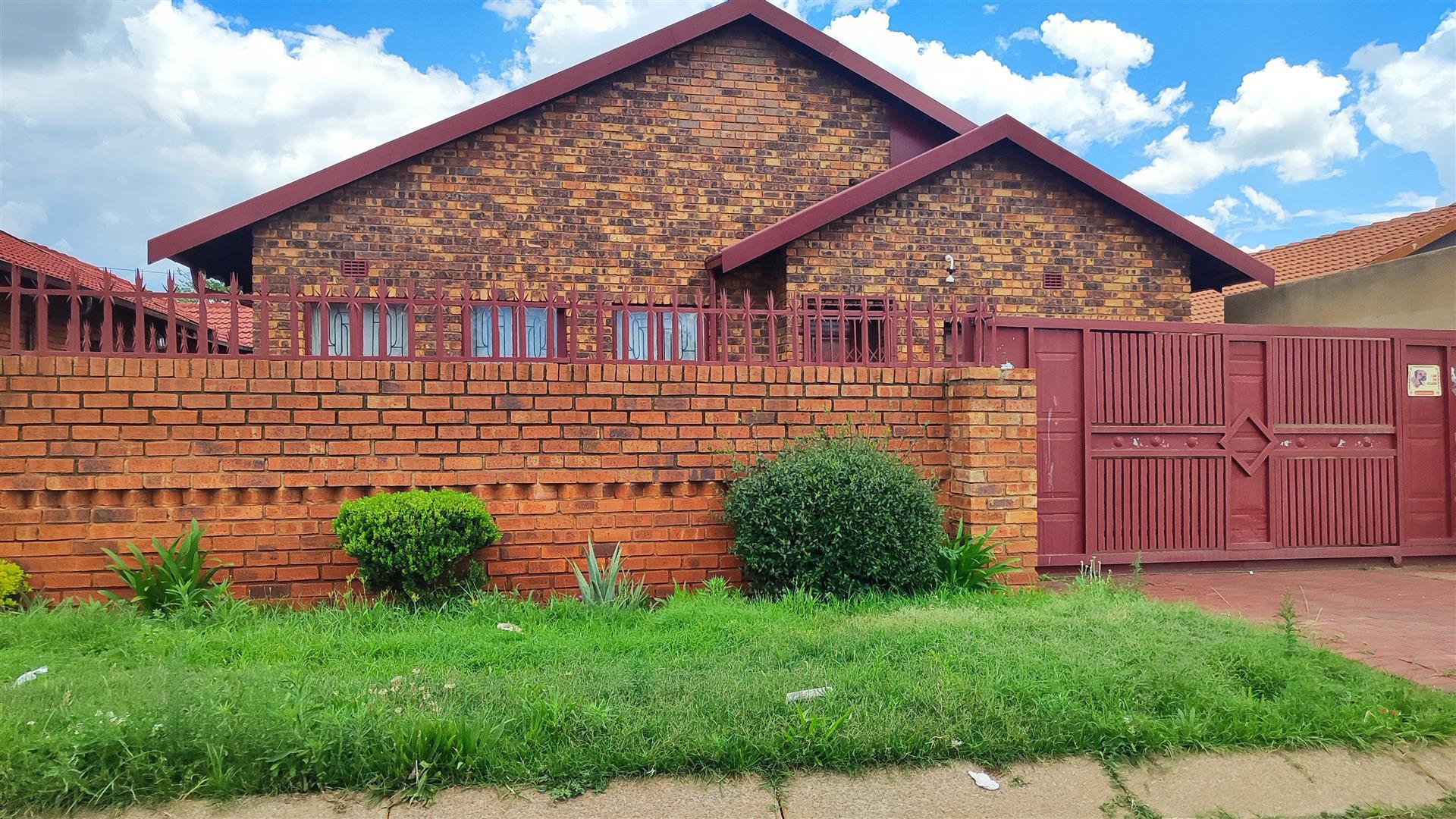 Front View of property in Vosloorus