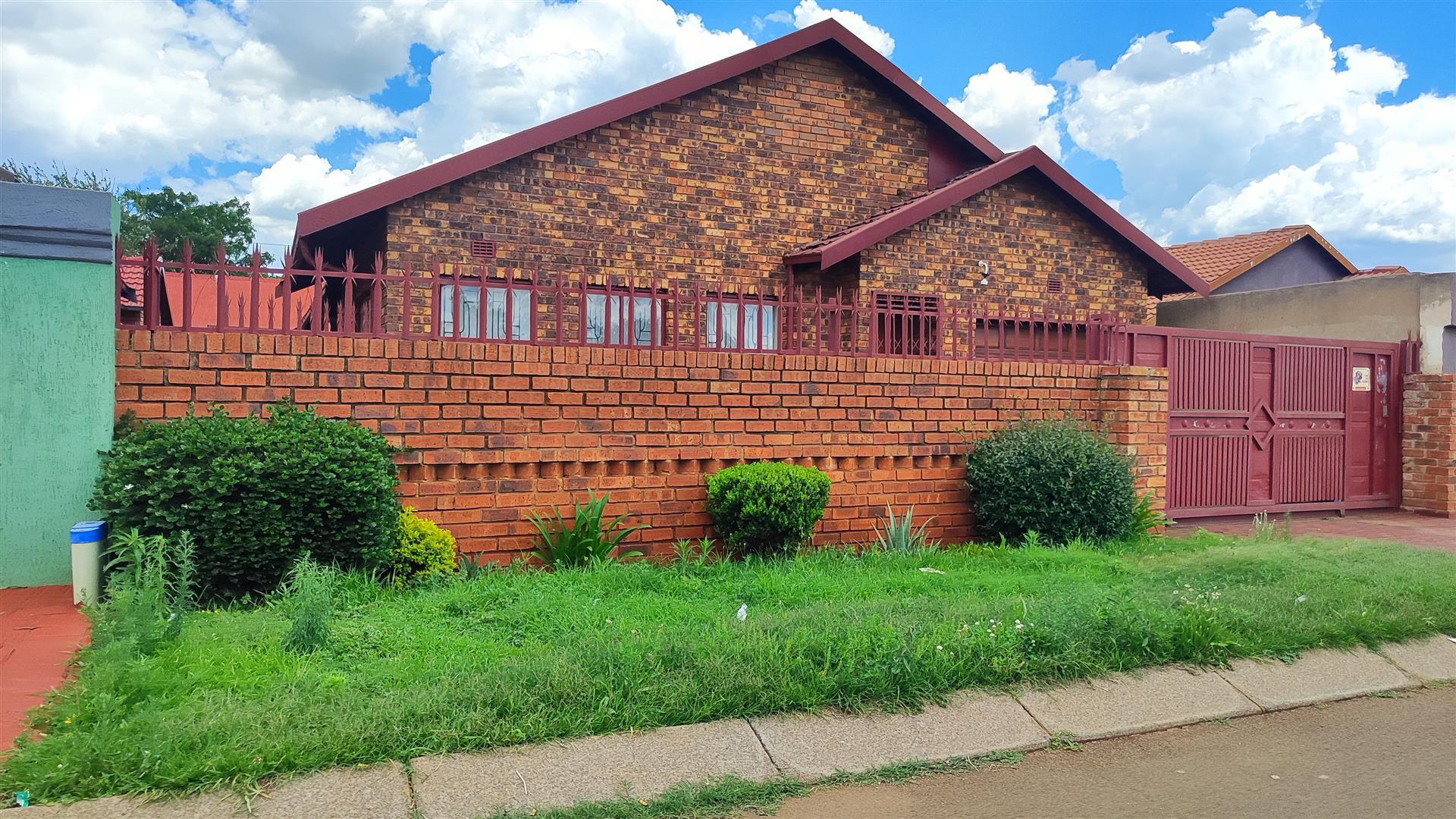 Front View of property in Vosloorus