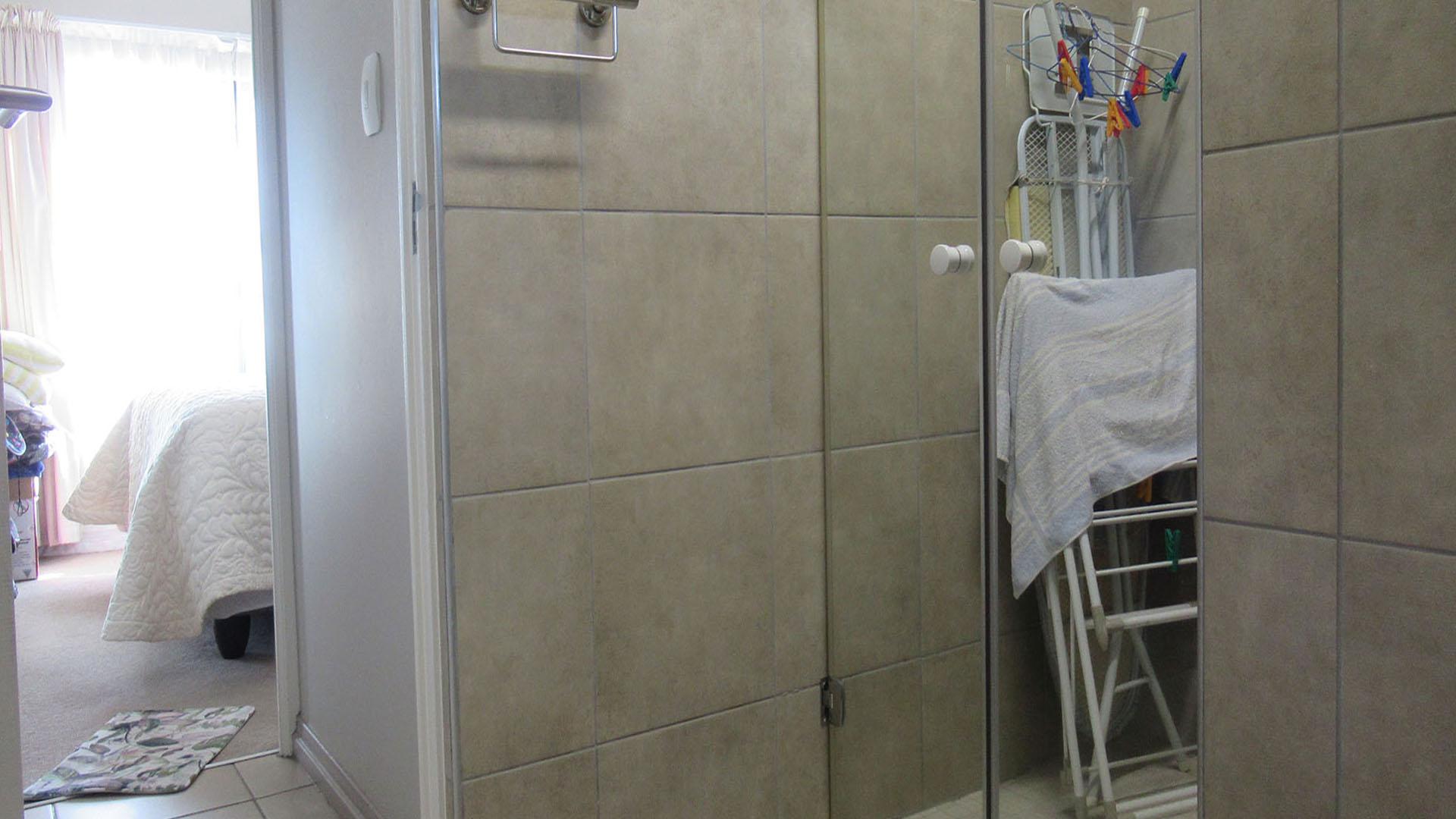 Bathroom 1 - 7 square meters of property in Johannesburg North