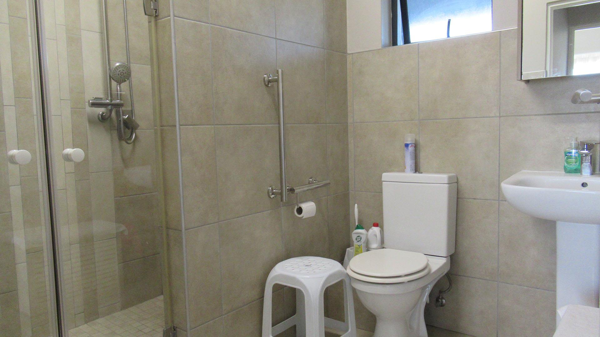Bathroom 1 - 7 square meters of property in Johannesburg North