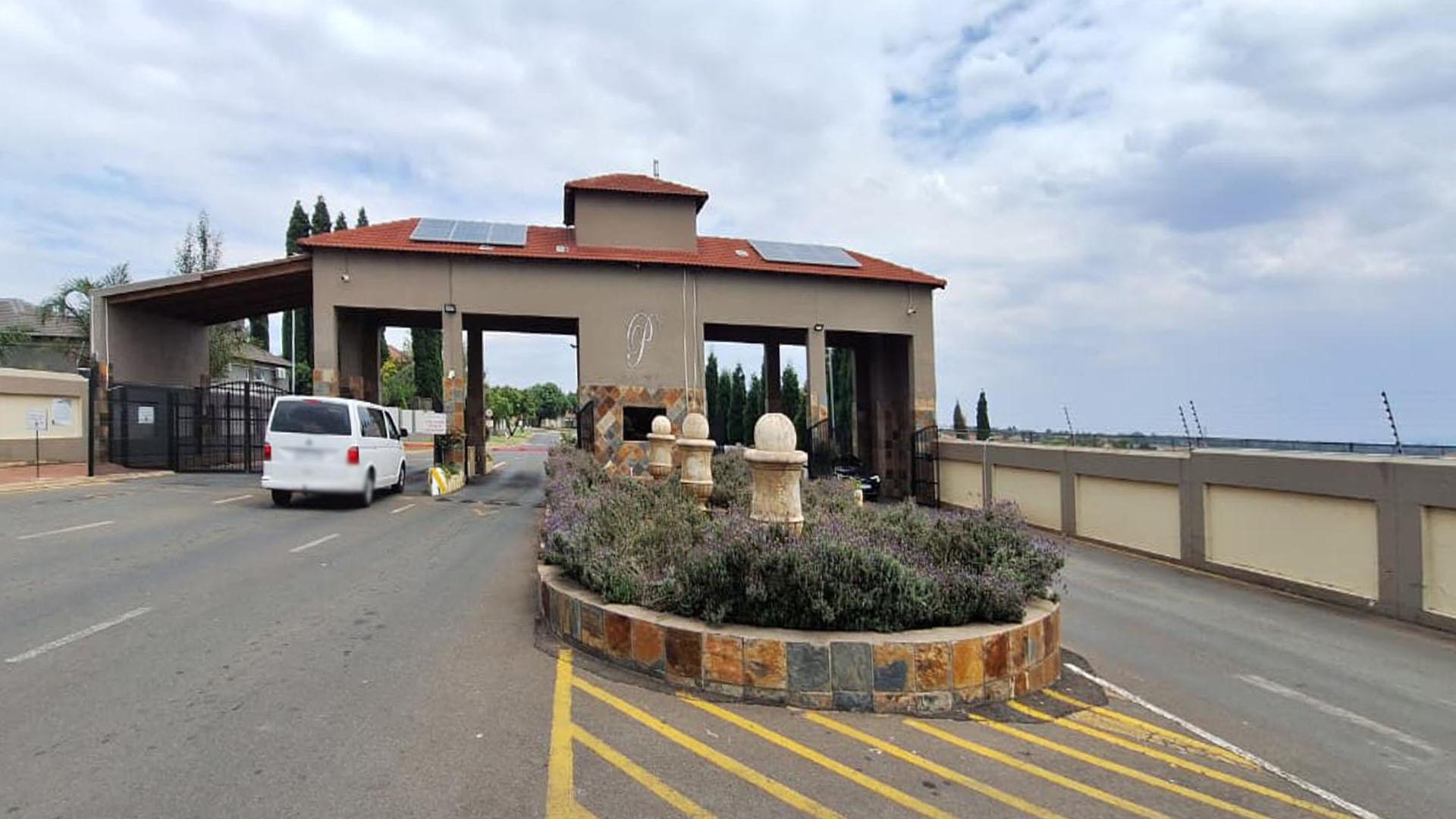 Front View of property in Parkrand