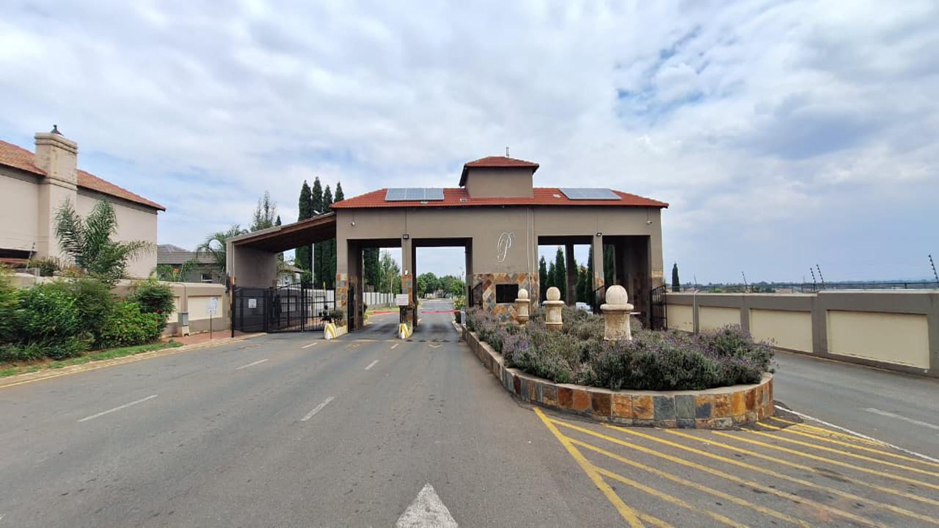 Front View of property in Parkrand