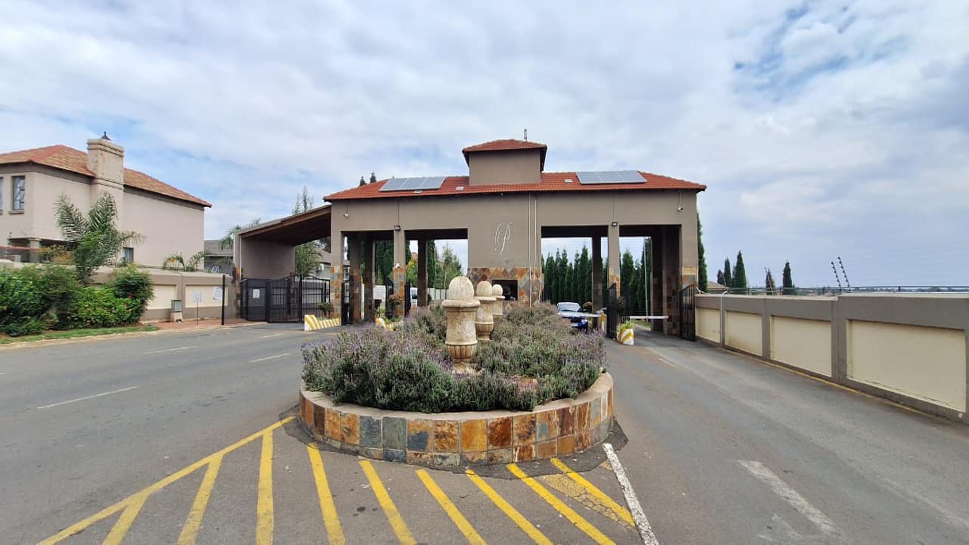 Front View of property in Parkrand