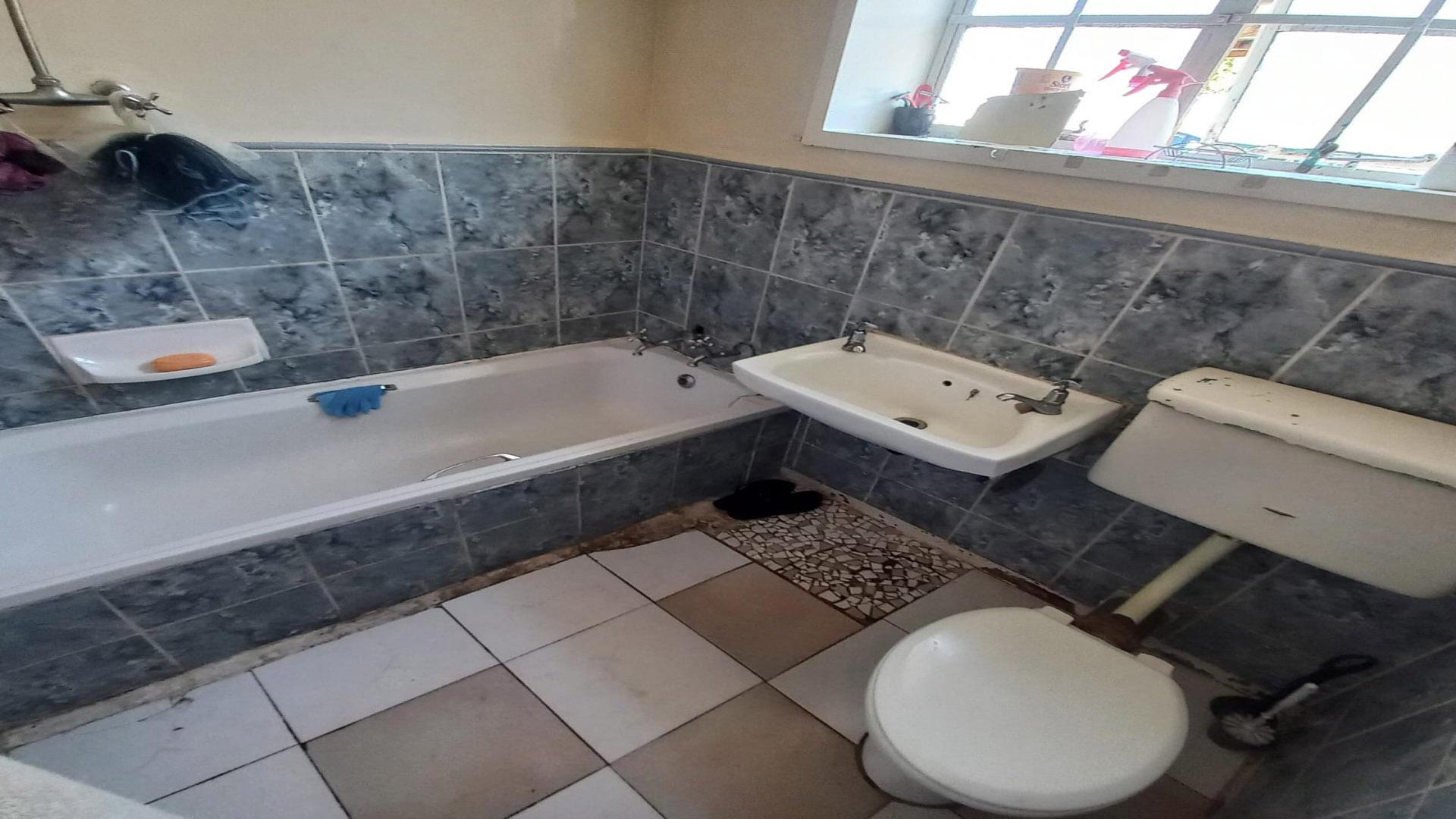 Bathroom 2 of property in Bothasrus