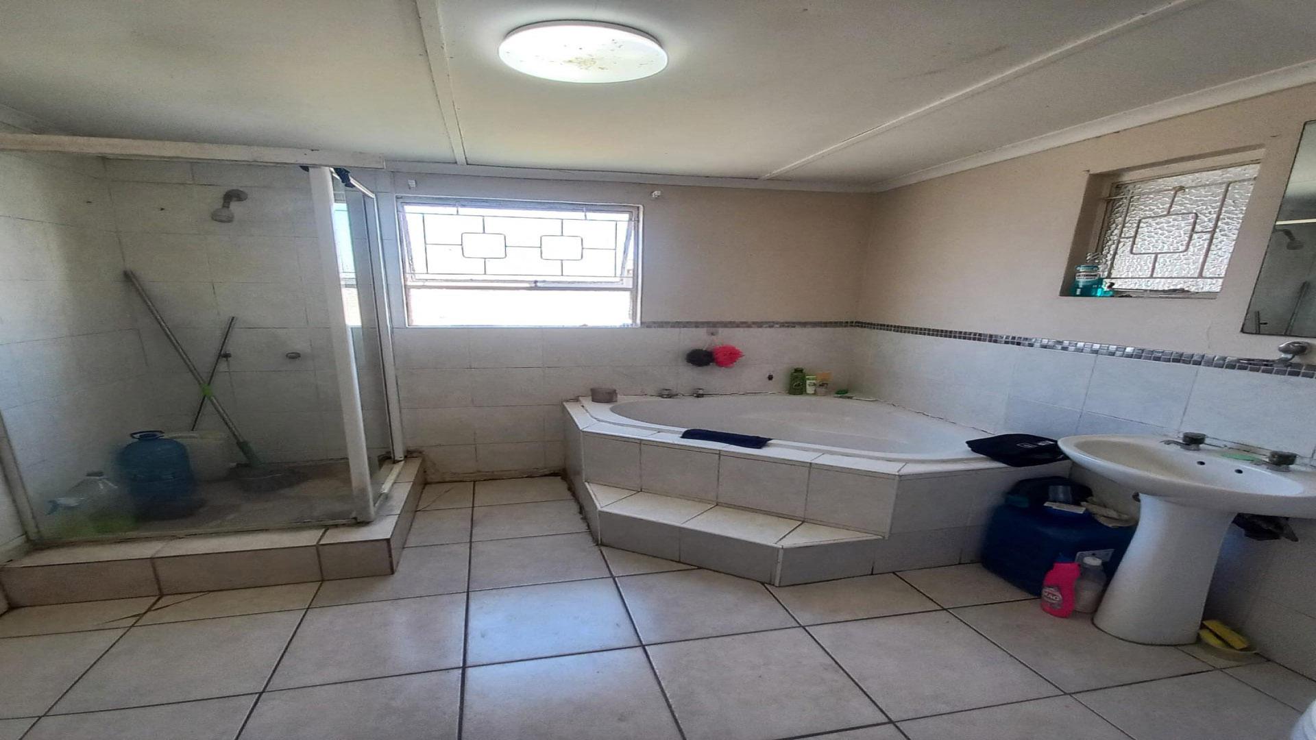 Bathroom 1 of property in Bothasrus