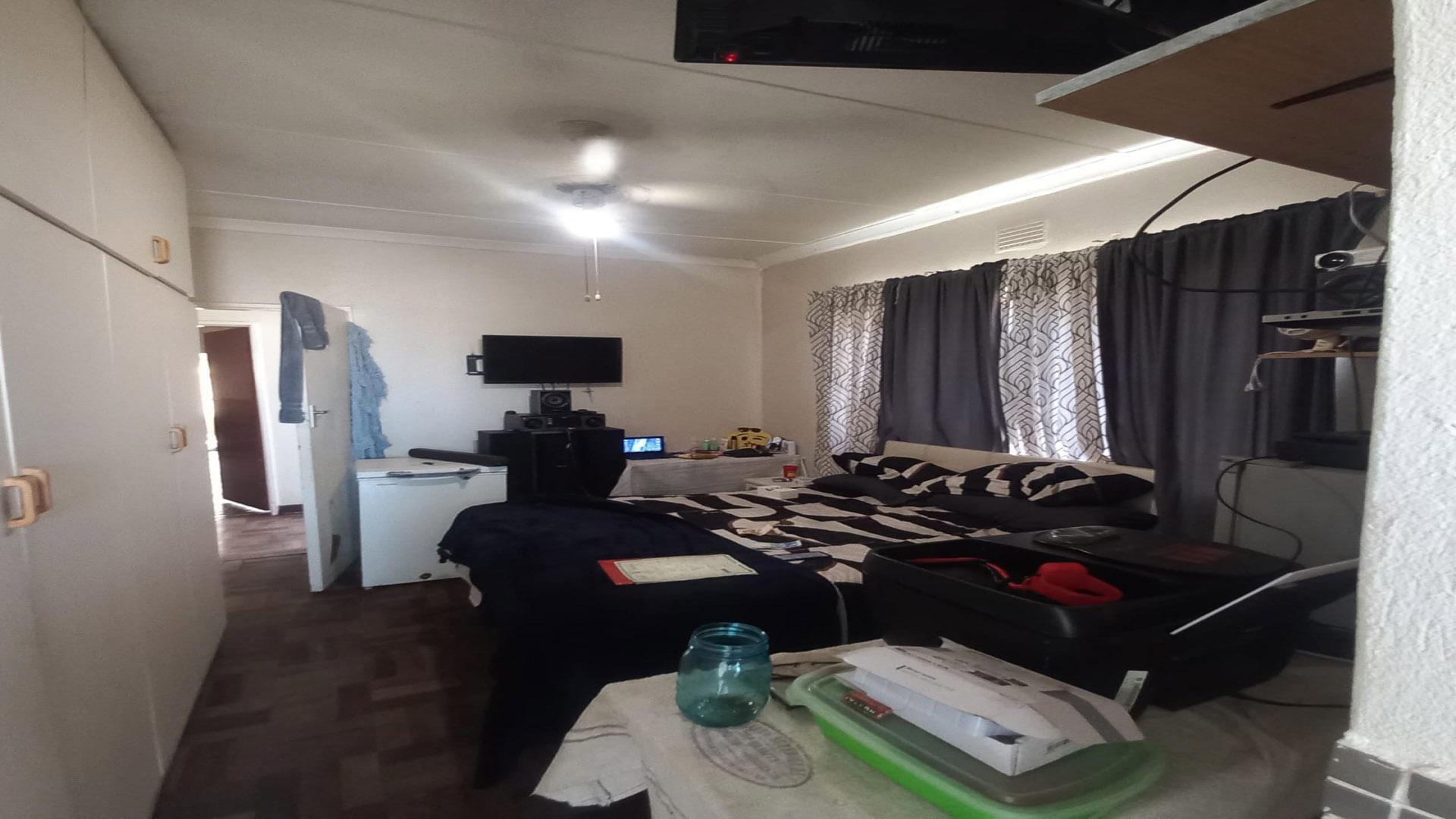 Bed Room 1 of property in Bothasrus