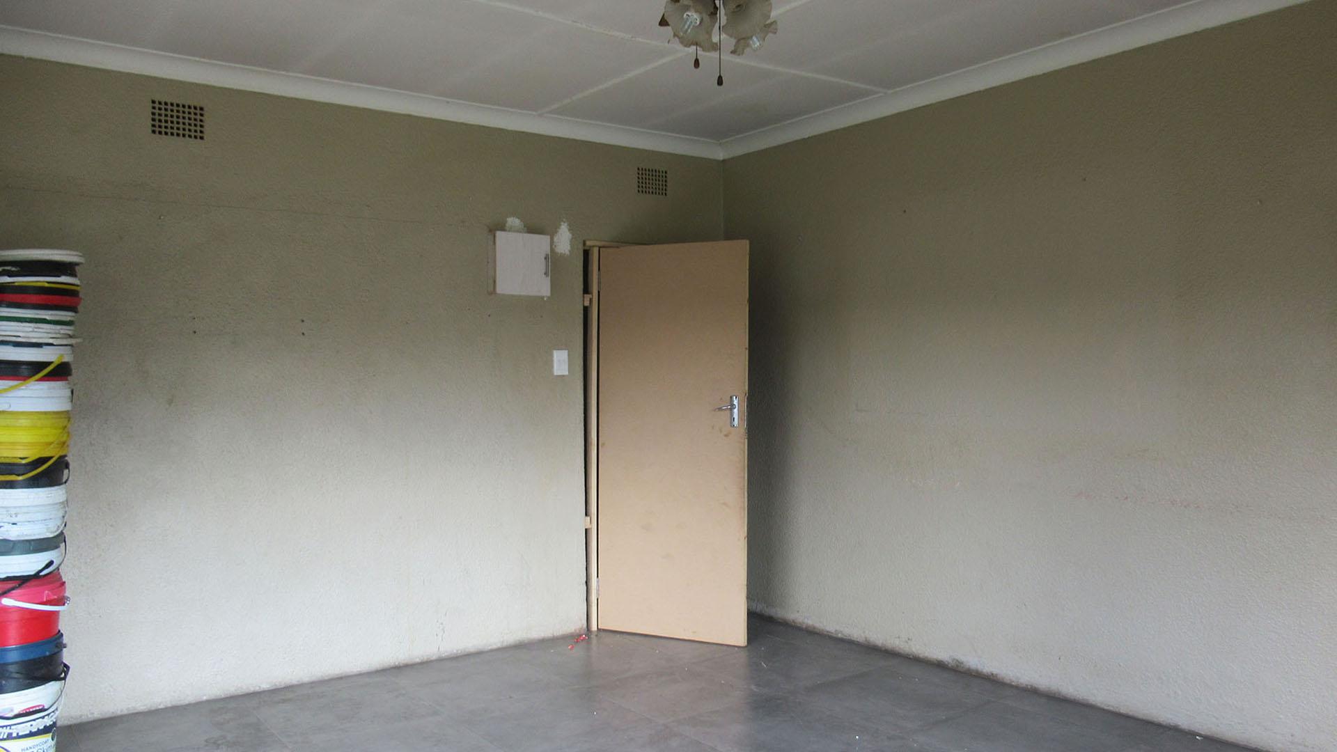 Lounges - 18 square meters of property in Klippoortje