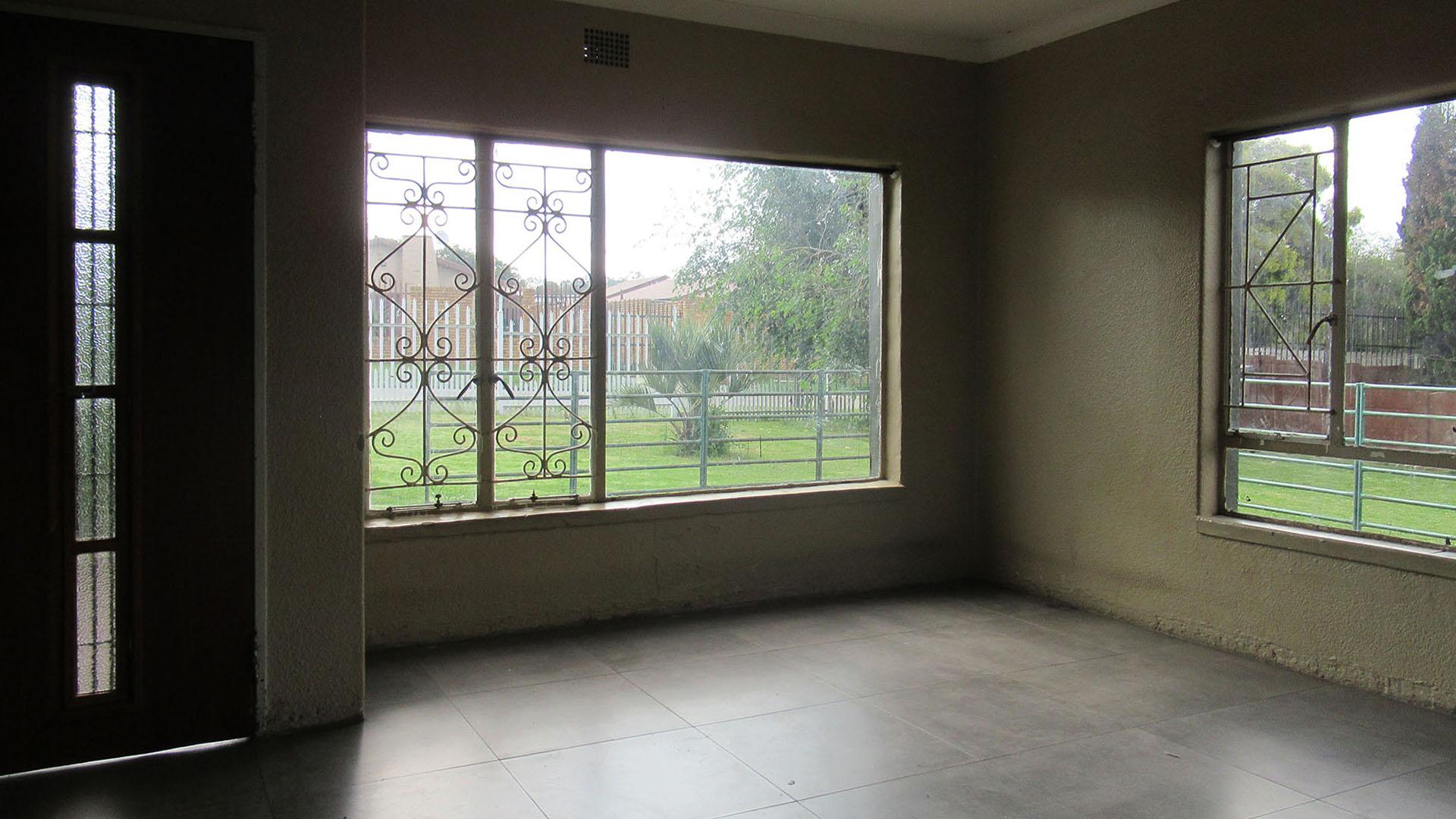 Lounges - 18 square meters of property in Klippoortje