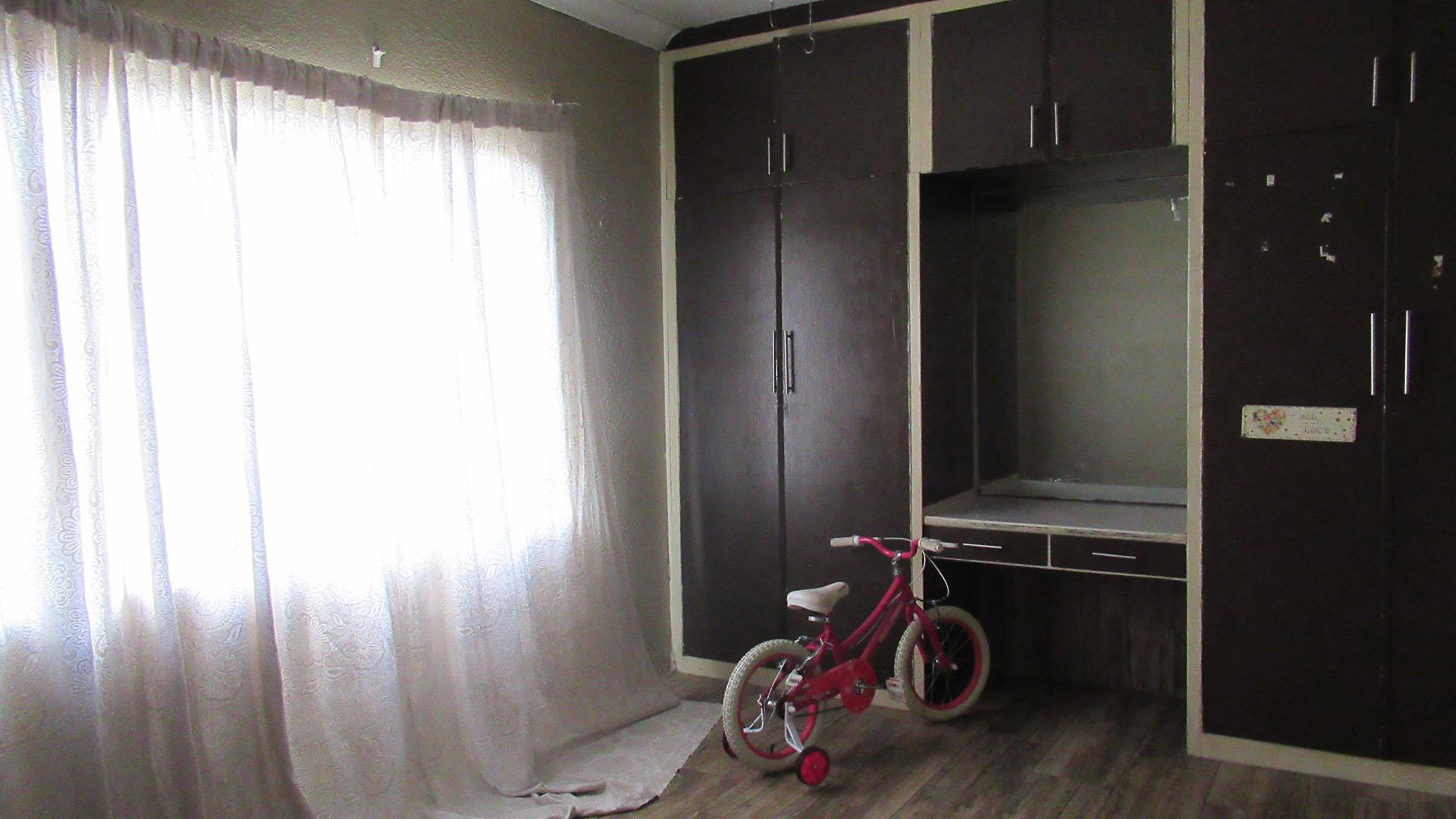 Bed Room 2 - 14 square meters of property in Klippoortje