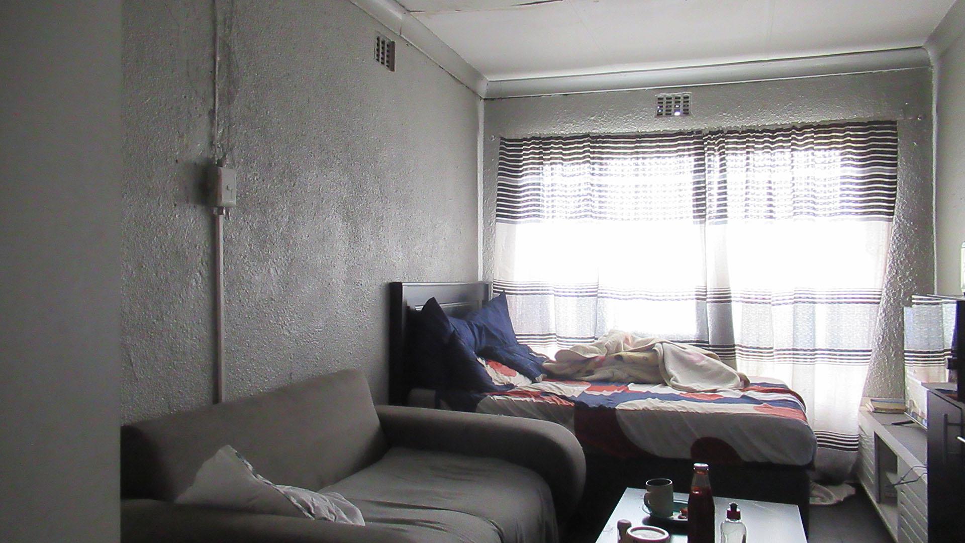 Bed Room 1 - 20 square meters of property in Klippoortje